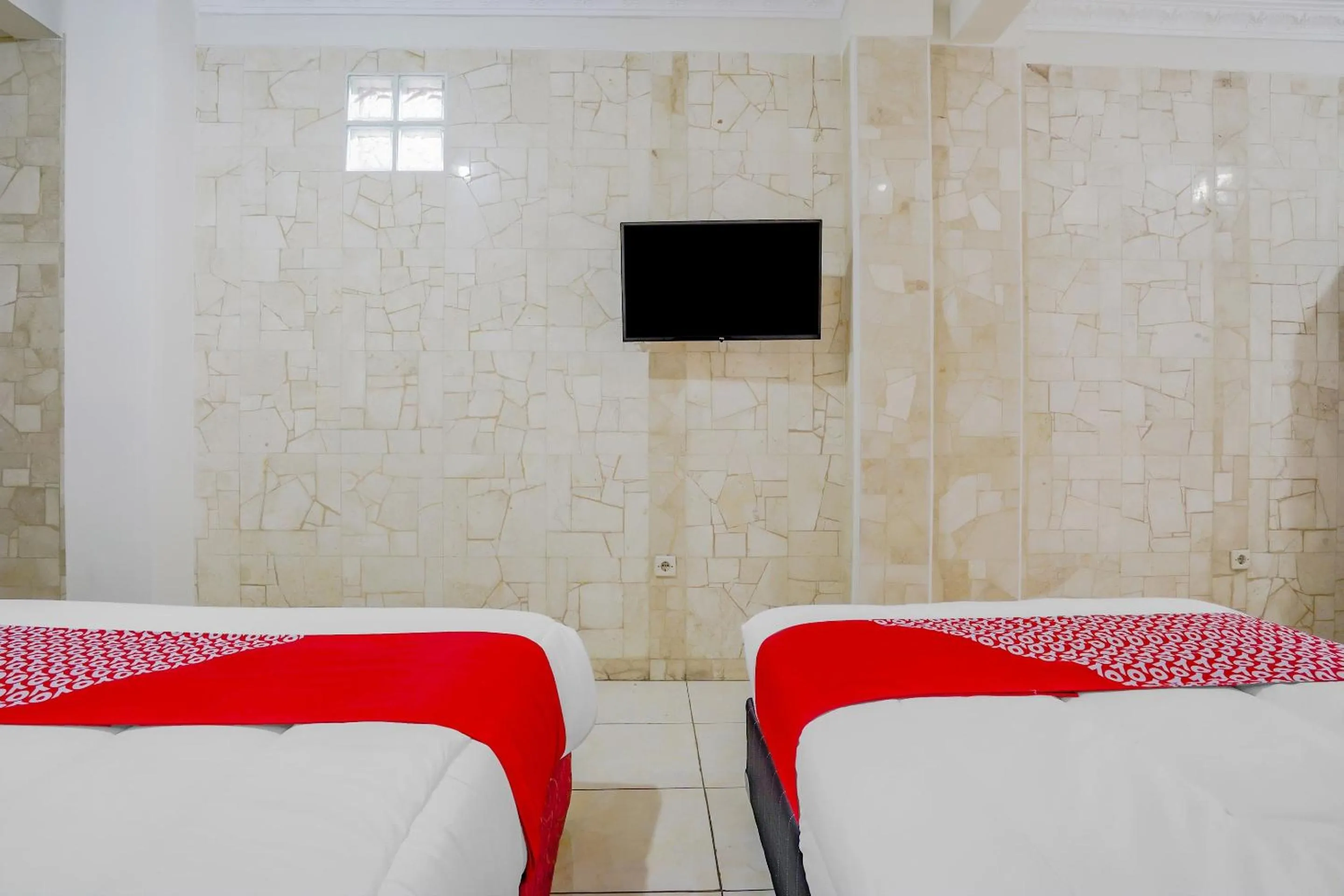 Bedroom, Bed in OYO Life 90035 Merci Club