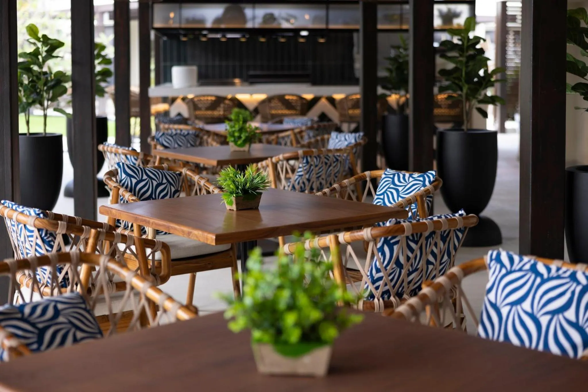 Lounge or bar in voco Surfside Aruba by IHG