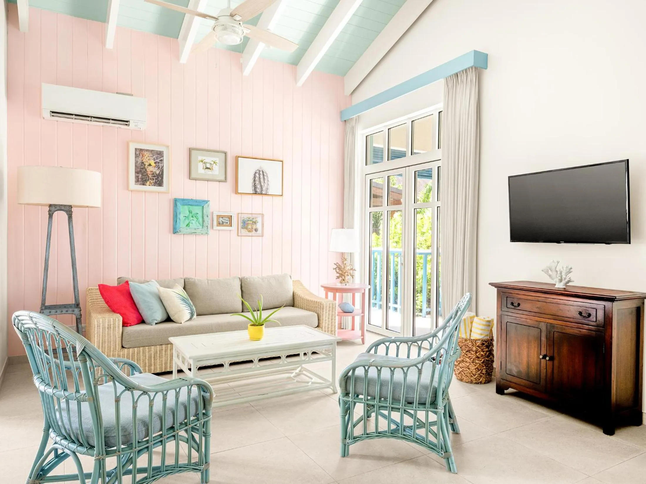 TV and multimedia in Boardwalk Boutique Hotel Aruba - Adults Only