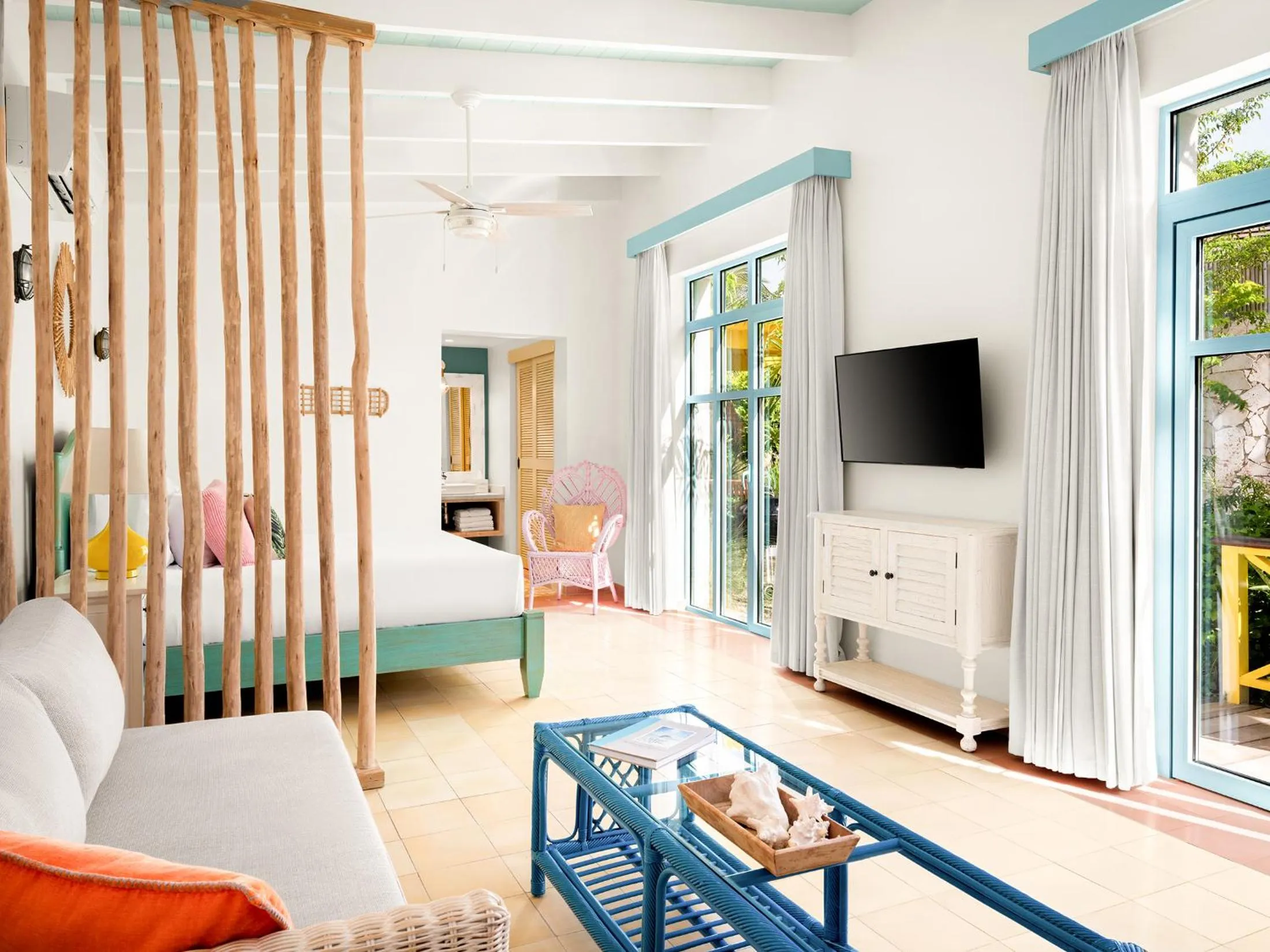 Communal lounge/ TV room, Bed in Boardwalk Boutique Hotel Aruba - Adults Only
