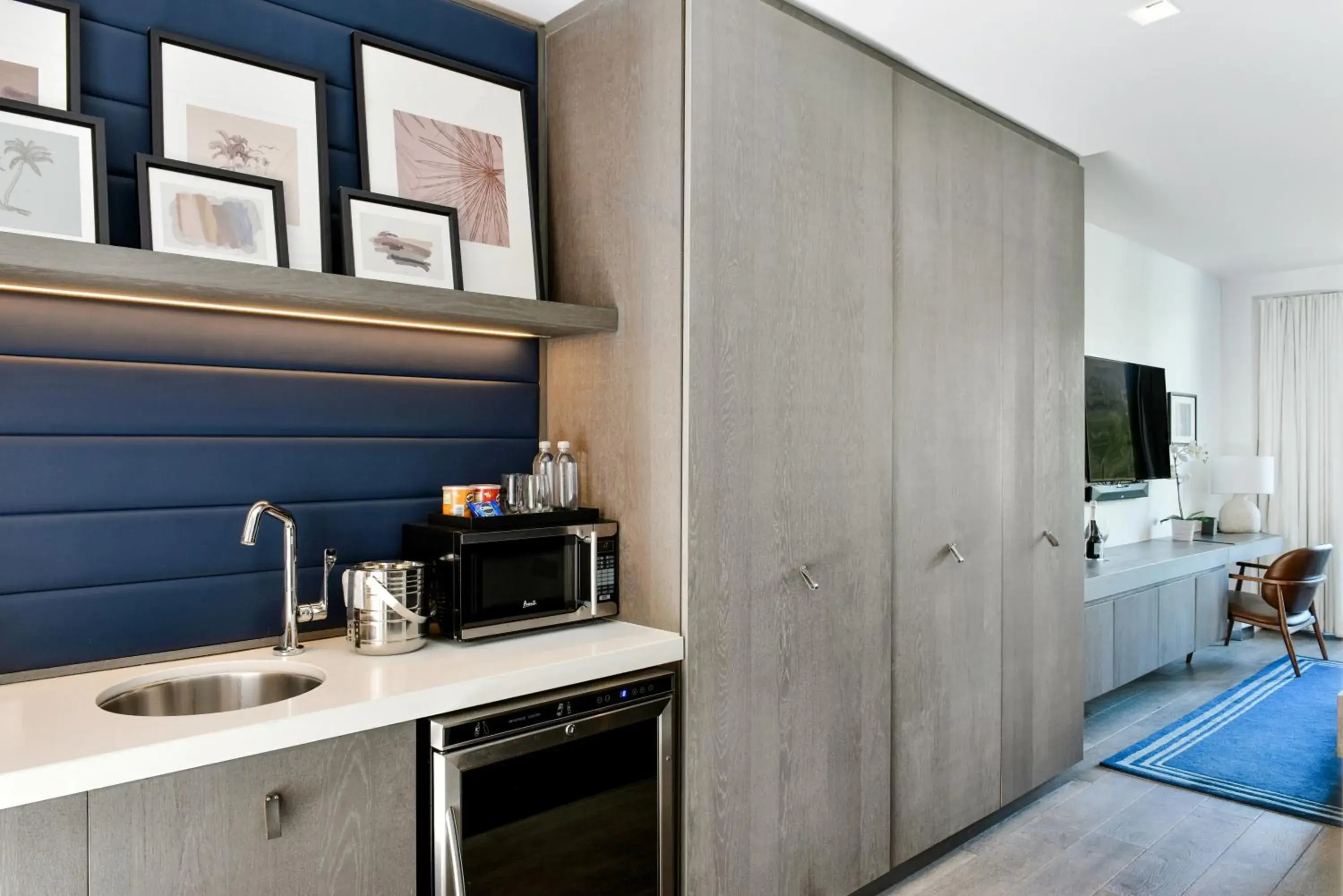 Luxury King Bed in Kaskades Hotel South Beach Luxury King Bed in Kaskades Hotel South Beach