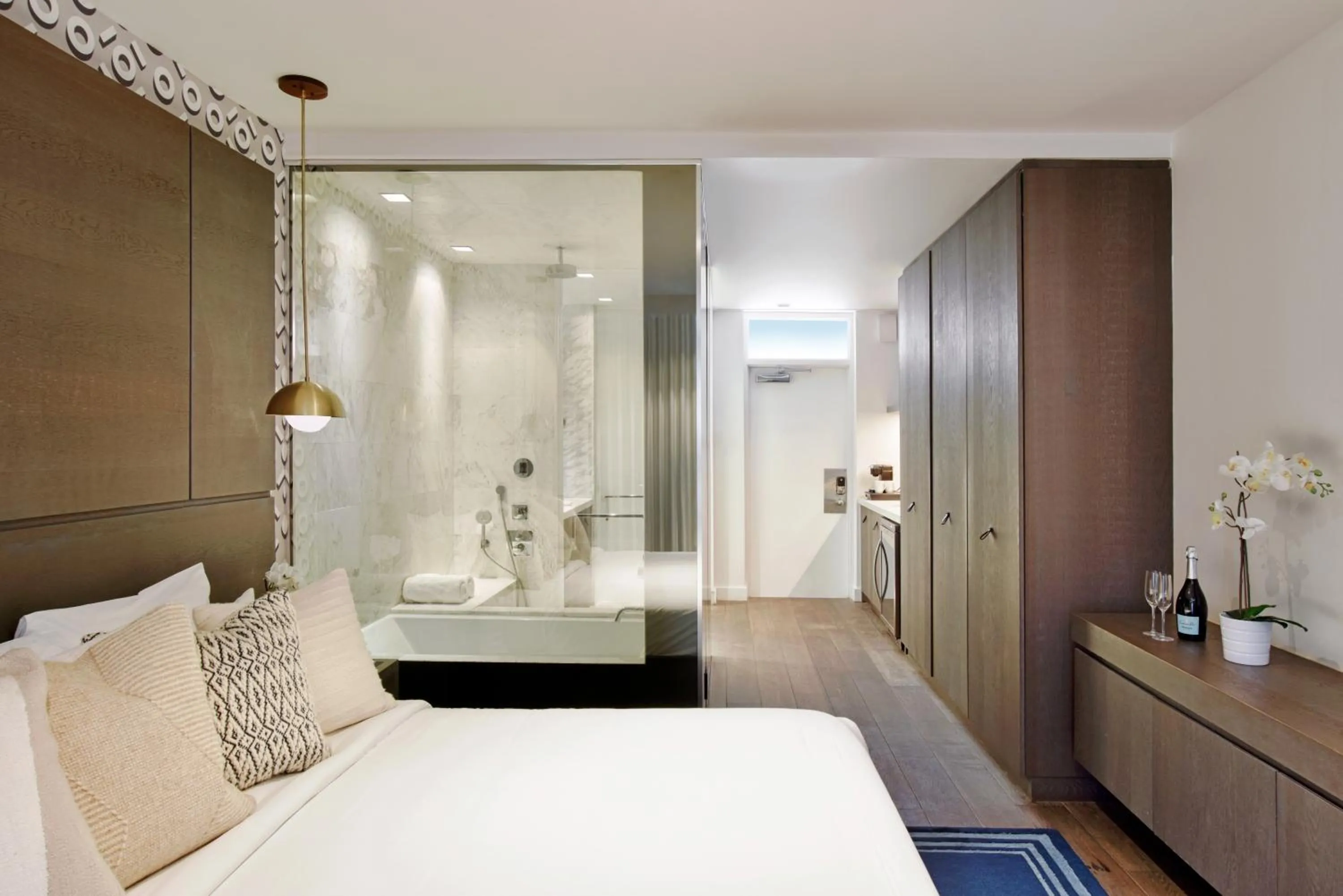 Shower, Bed in Kaskades Hotel South Beach