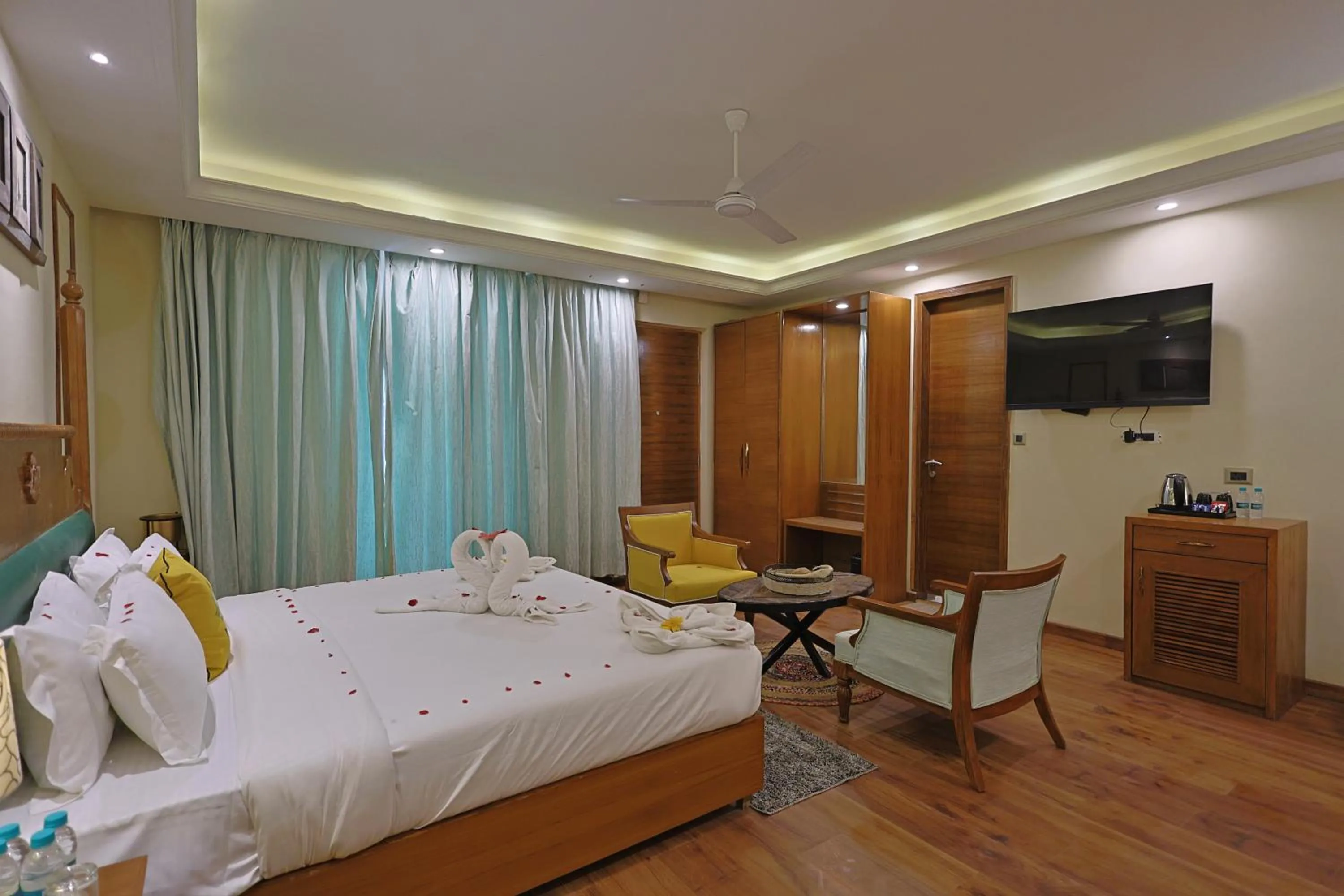 Communal lounge/ TV room, Bed in Punarnava Resort & Spa