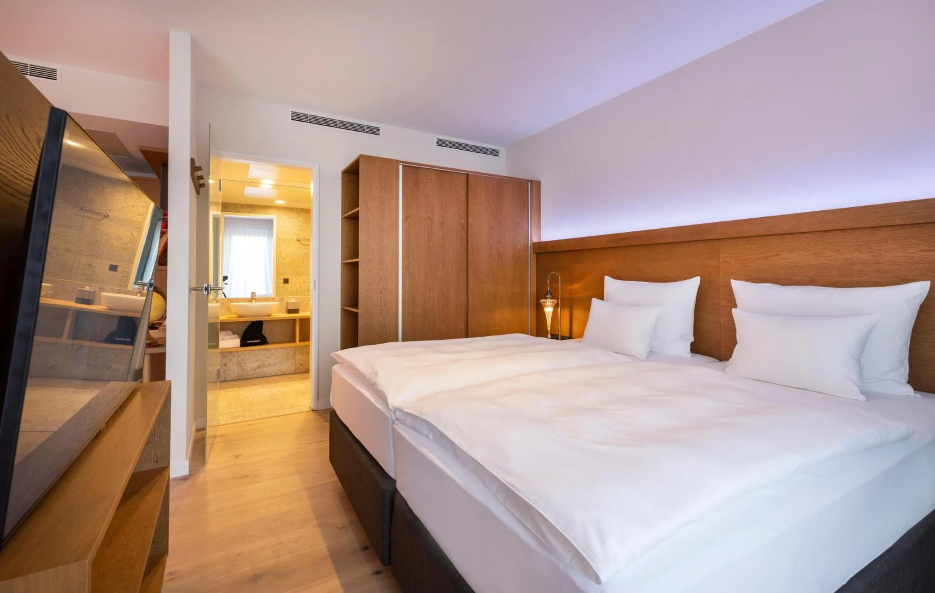 Shower, Bed in ARCOTEL HafenCity Dresden