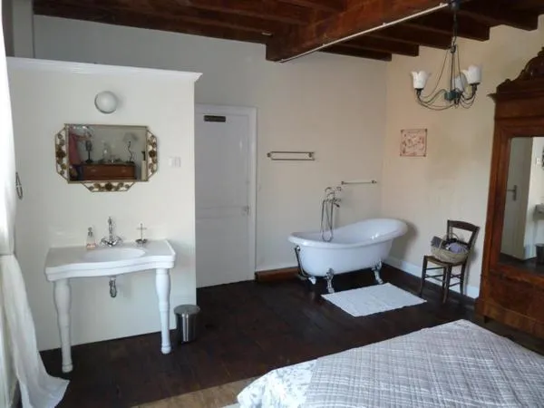 Bathroom, Bed in A L'Ombre Du Marronnier GITES