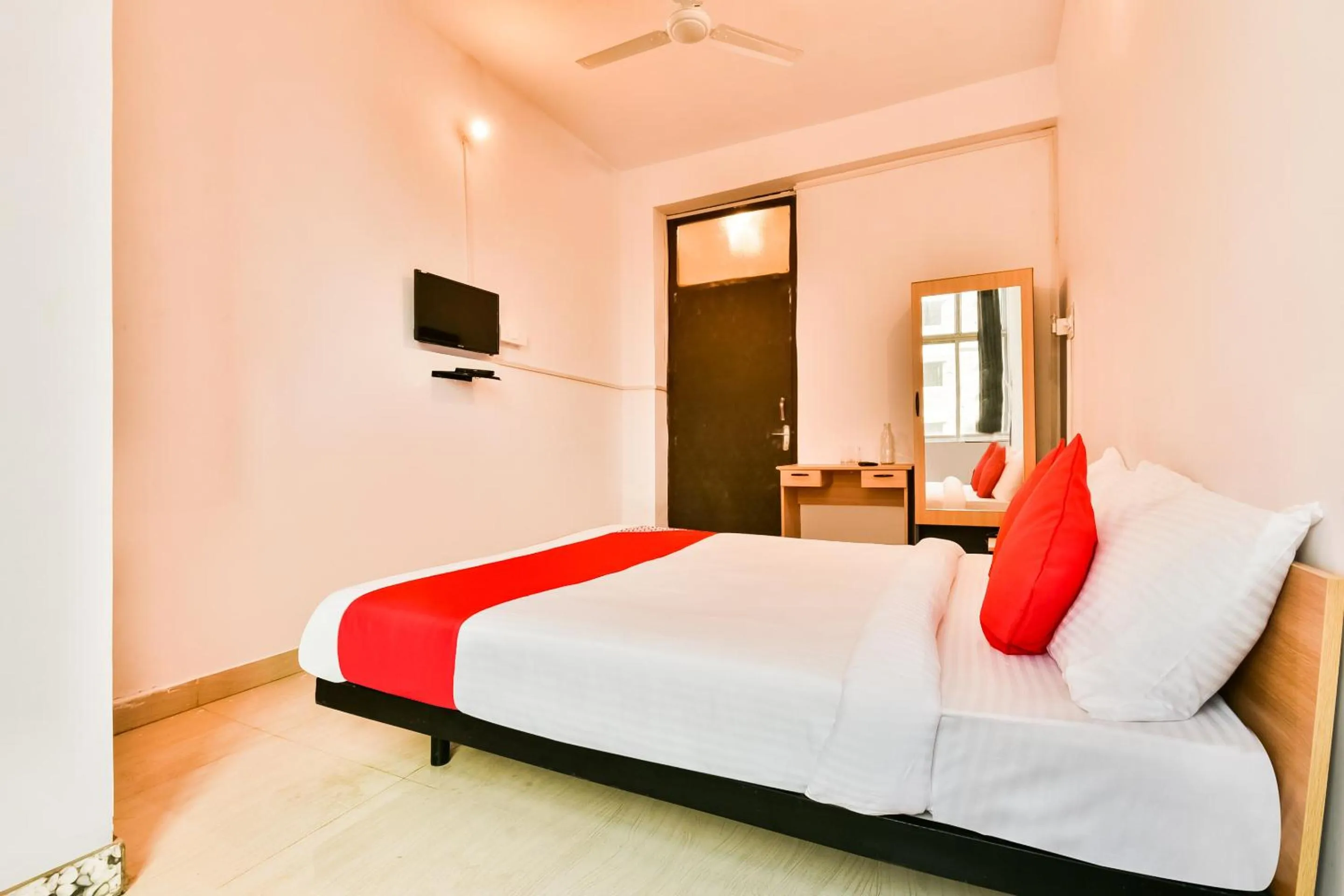 Bedroom, Bed in Hotel O AG Colony Park Patna Formerly Capital Pearl