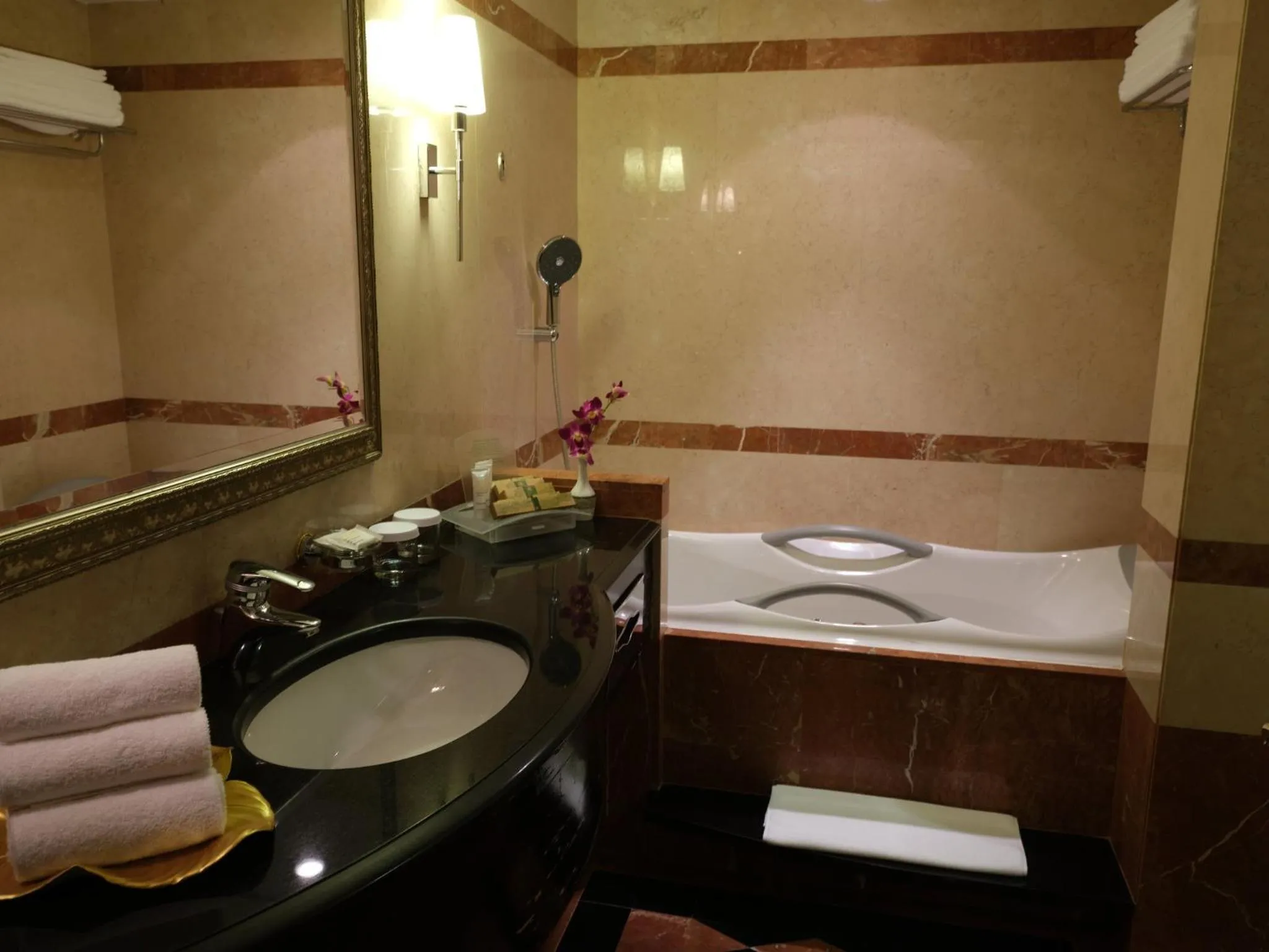 Photo of the whole room in Holiday Inn Kuwait Al Thuraya City by IHG