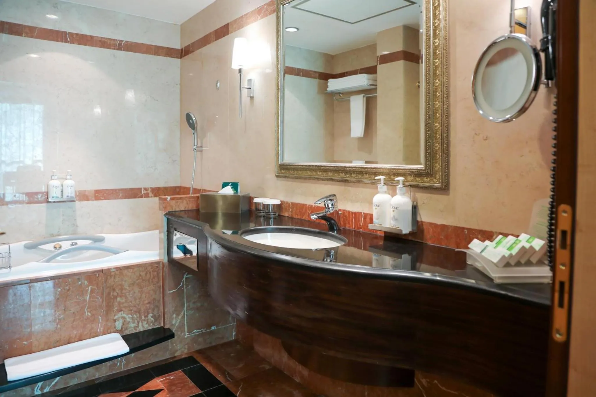 Photo of the whole room in Holiday Inn Kuwait Al Thuraya City by IHG