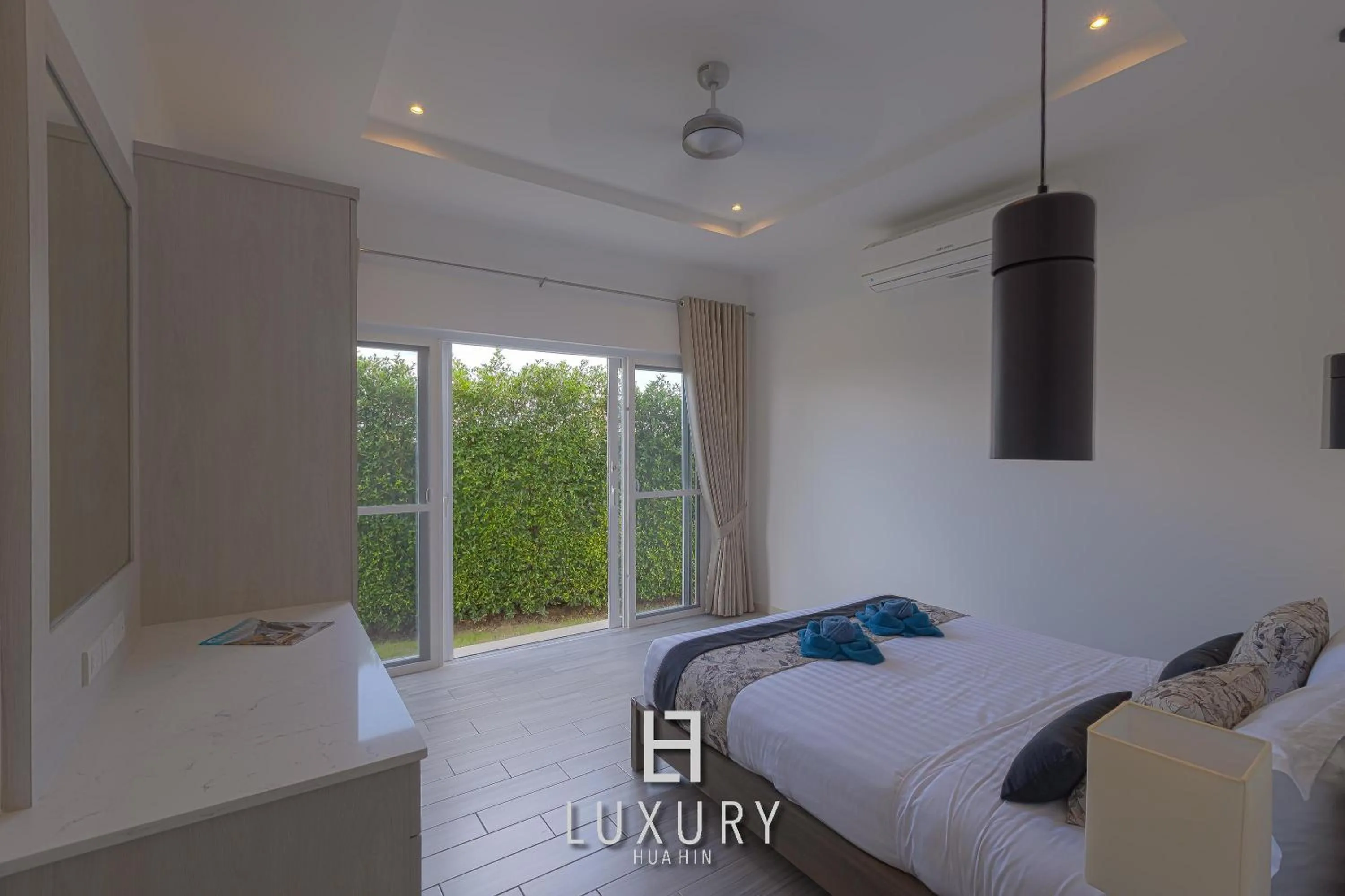 Bed in Modern 3 Bedroom Private Pool Villa - MP67