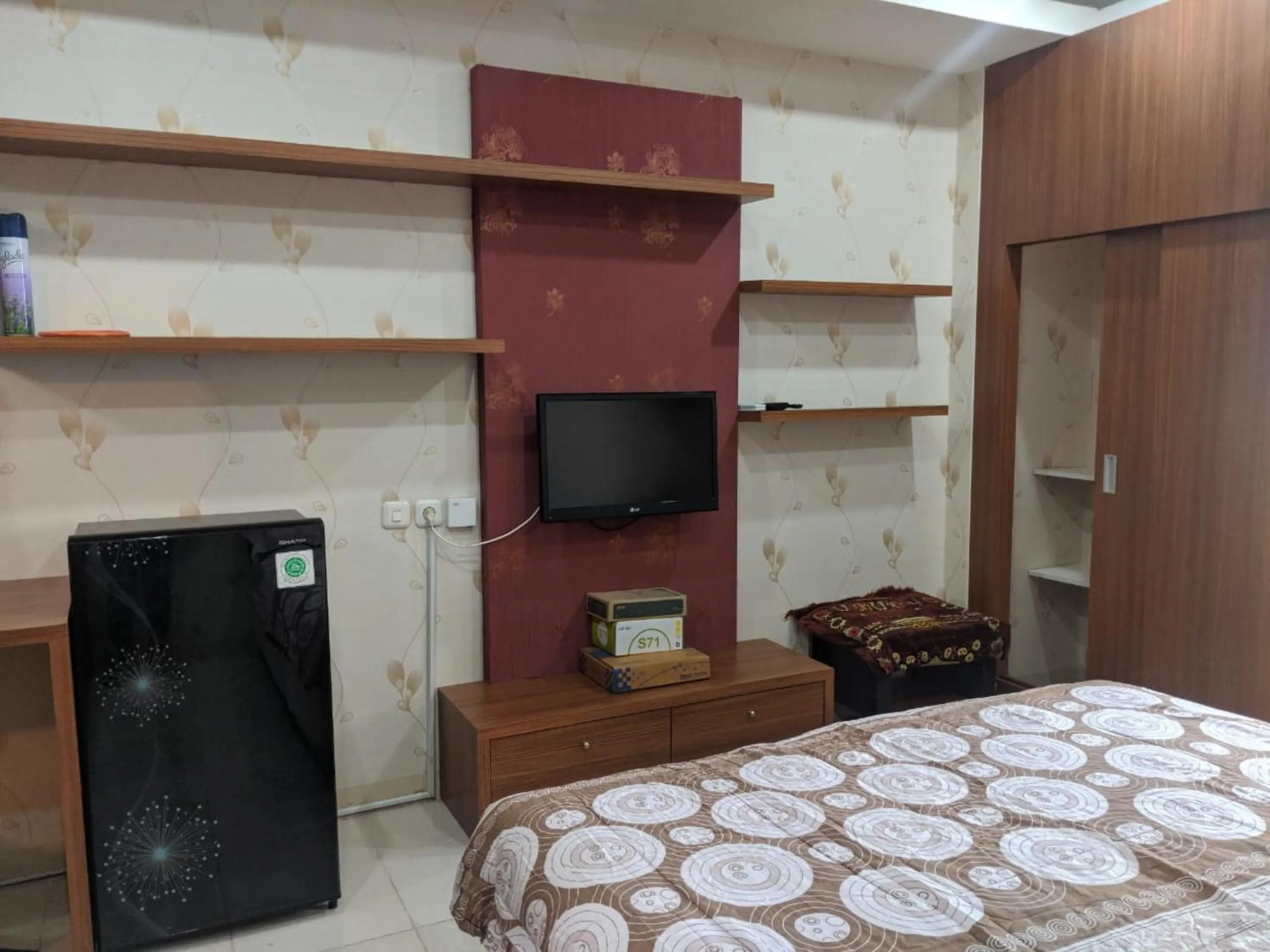 Bedroom in Pinewood Apartment by Vial