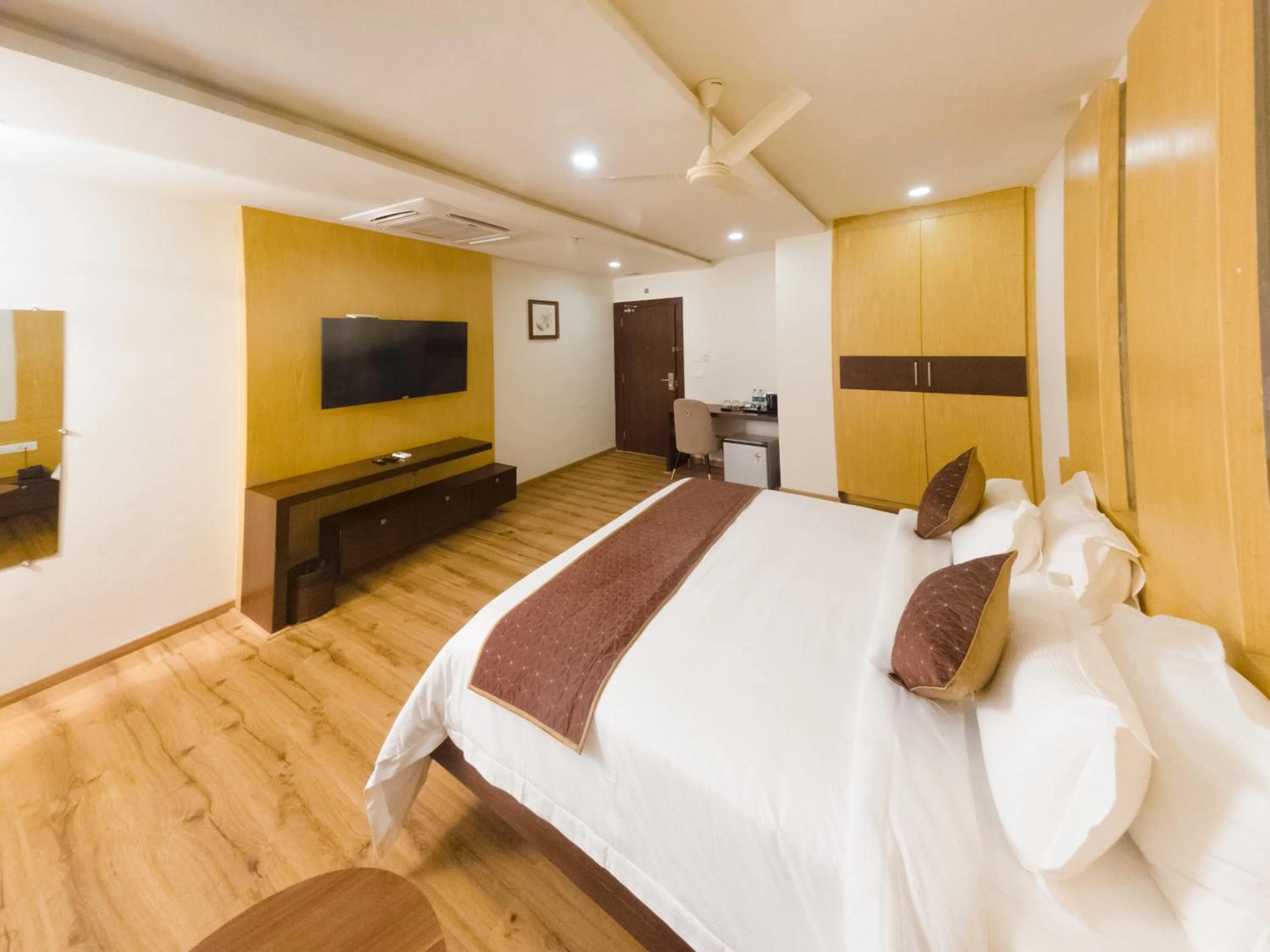 Photo of the whole room, Bed in Hotel Vdara