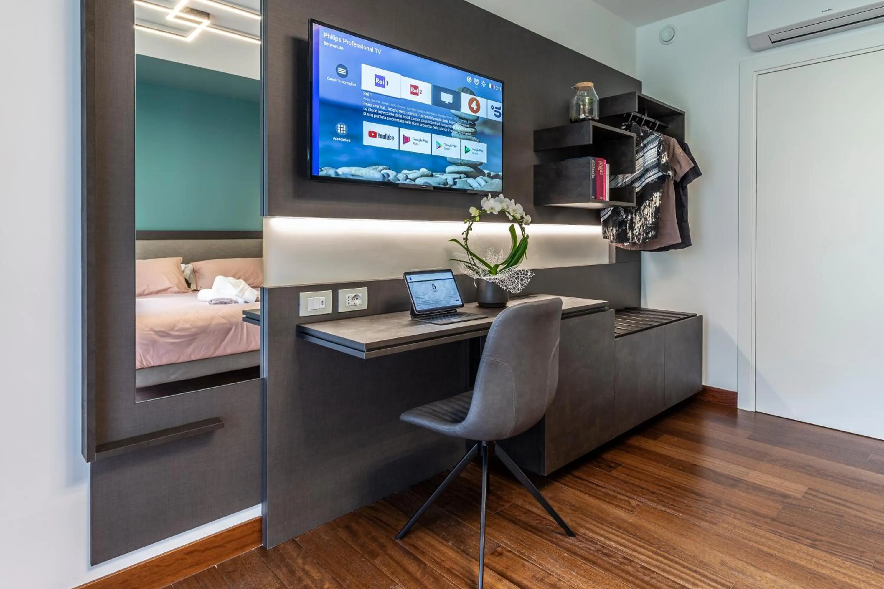 TV and multimedia, Bed in Habitat Guest House