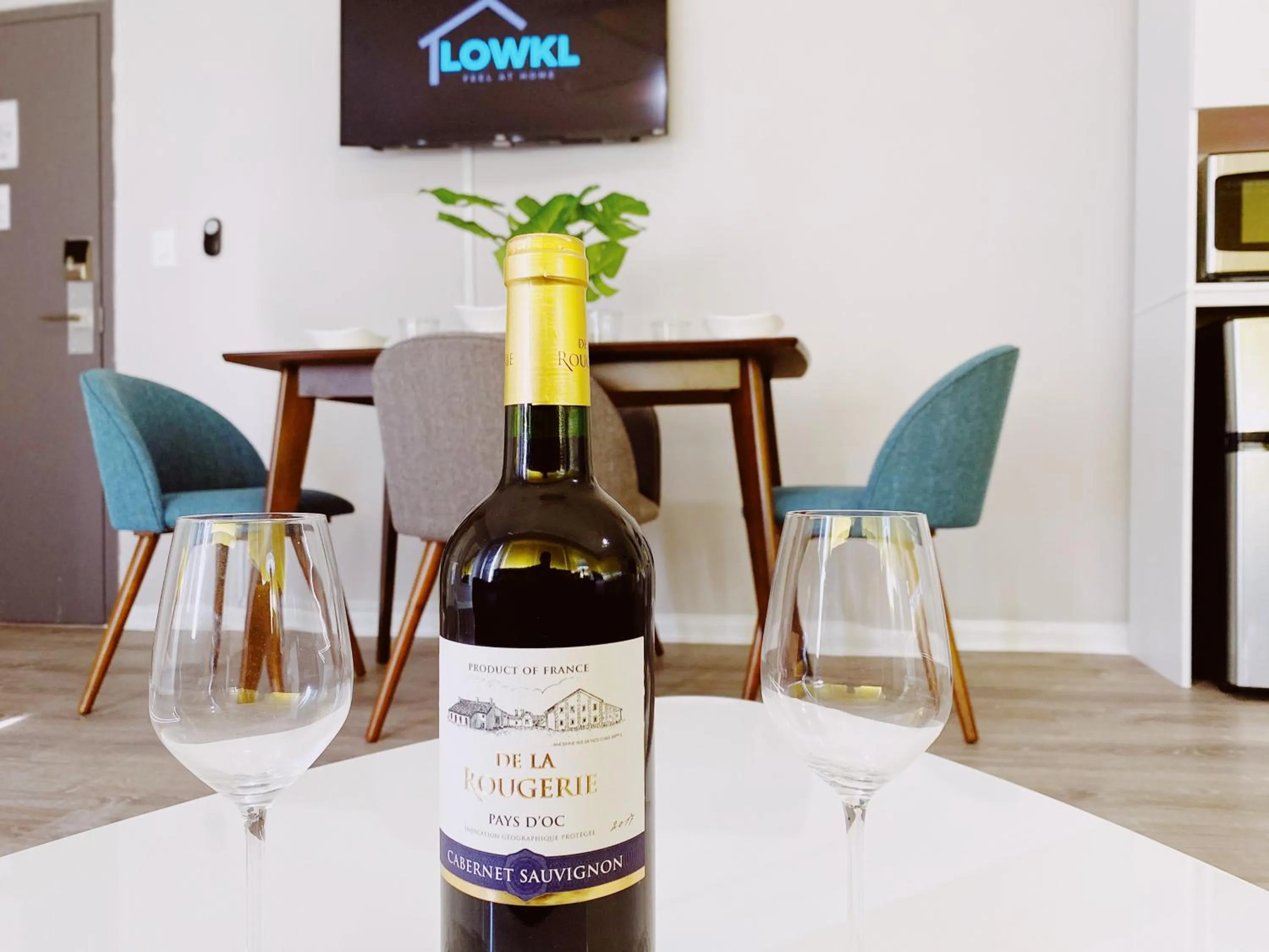 Living room in Miami International by Lowkl