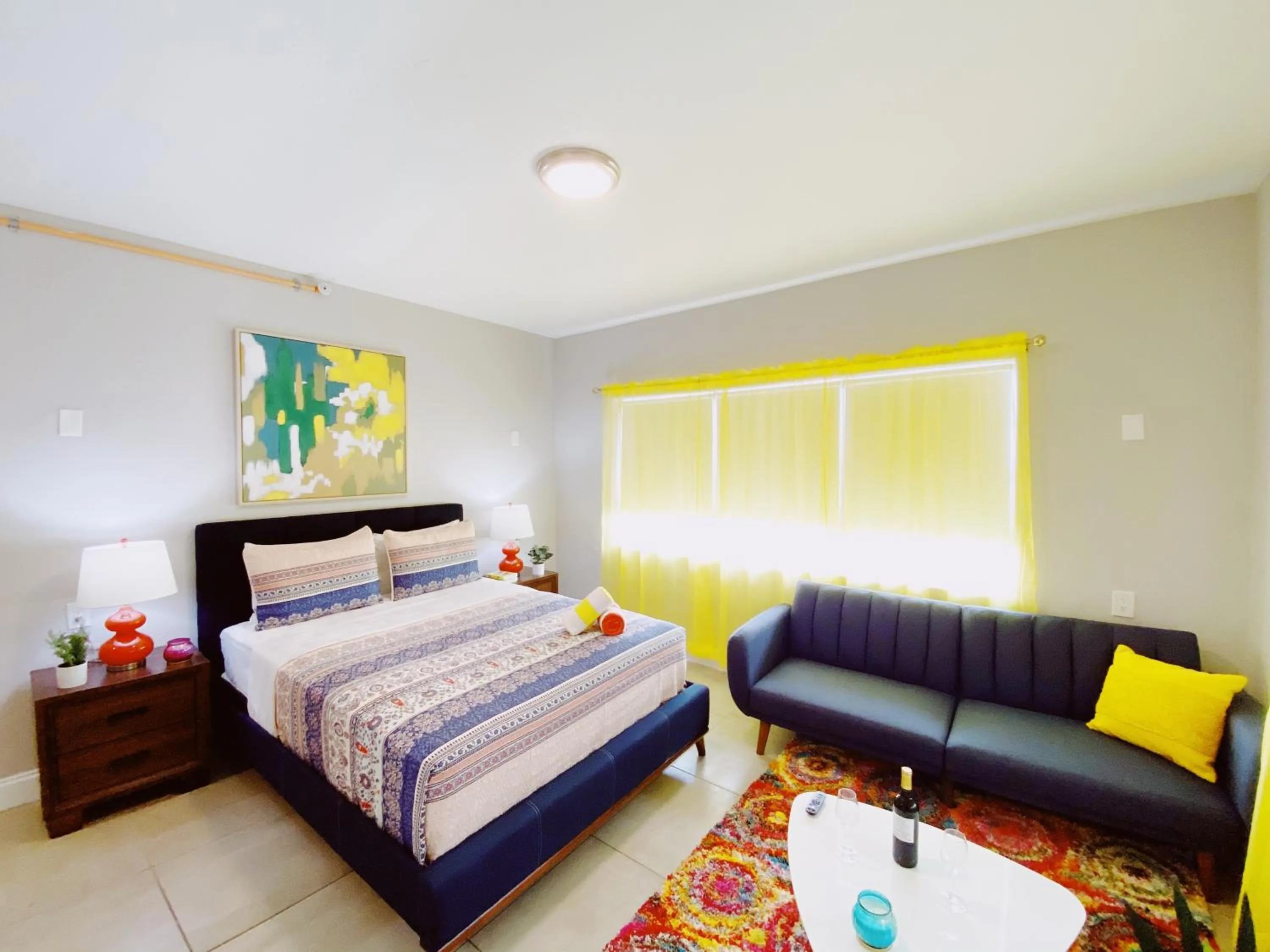 Photo of the whole room, Bed in Miami International by Lowkl