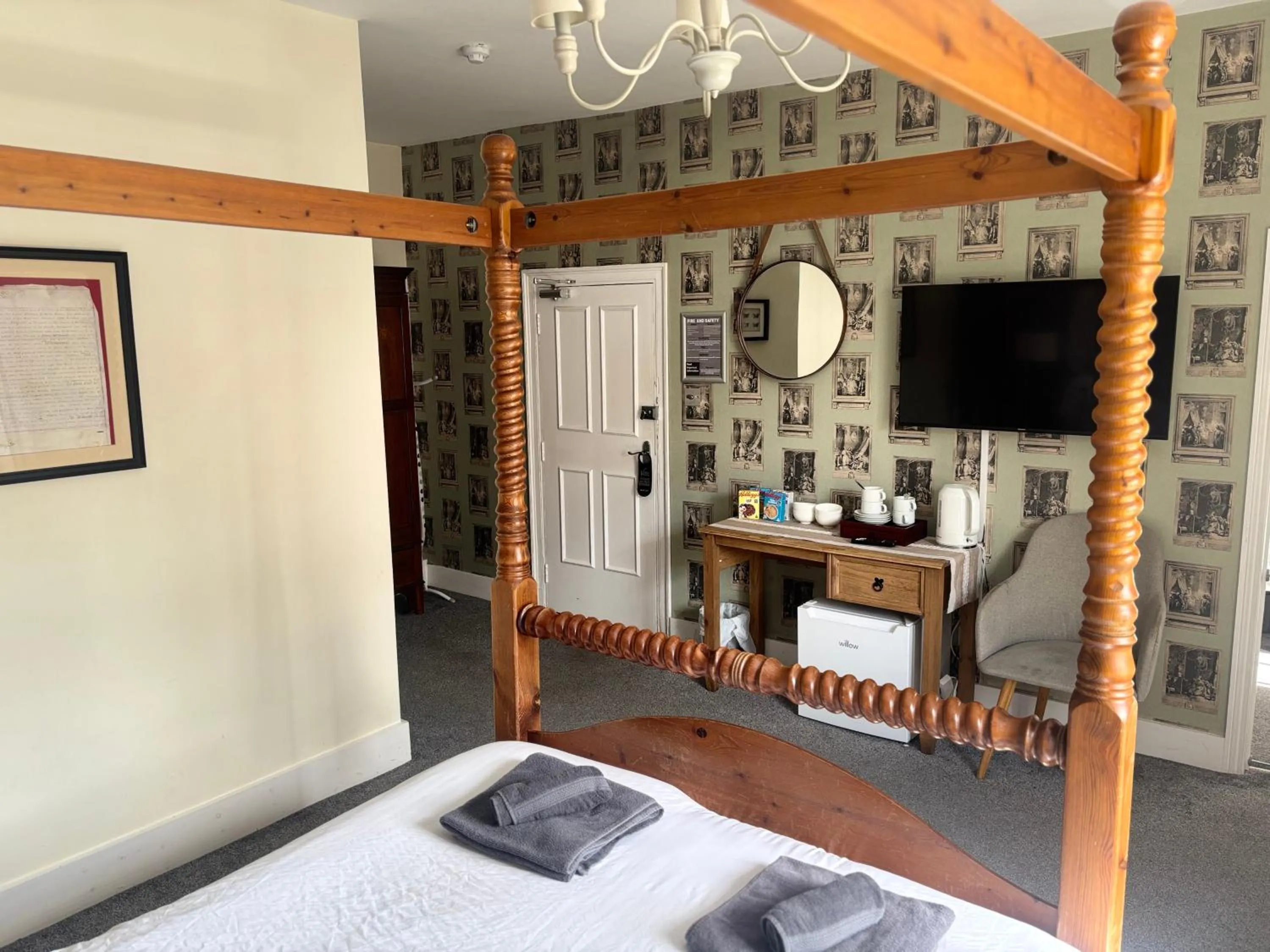 Bedroom, Bed in Three Tuns Ashwell