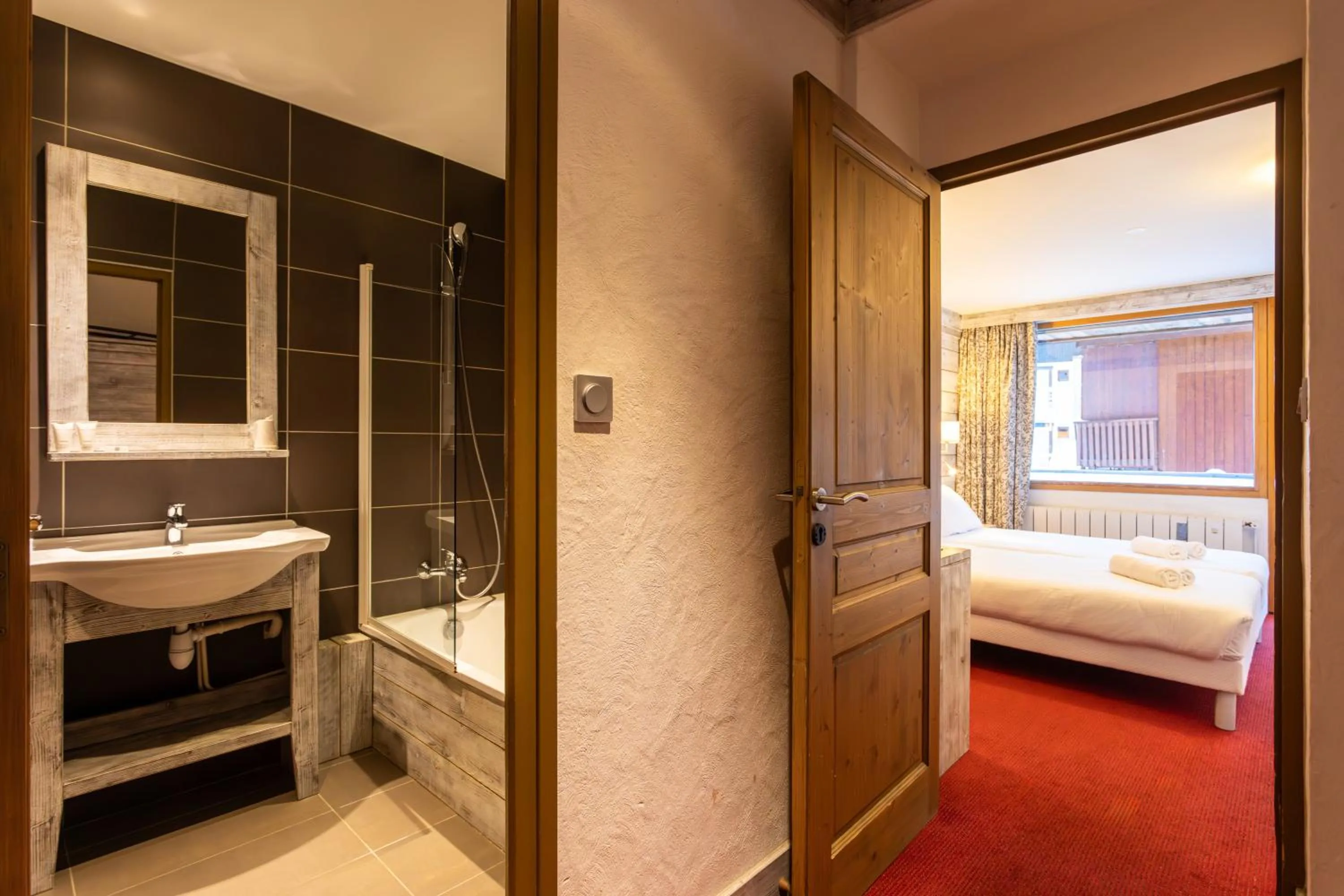 Bedroom, Bed in Hôtel L'Aiguille Percée