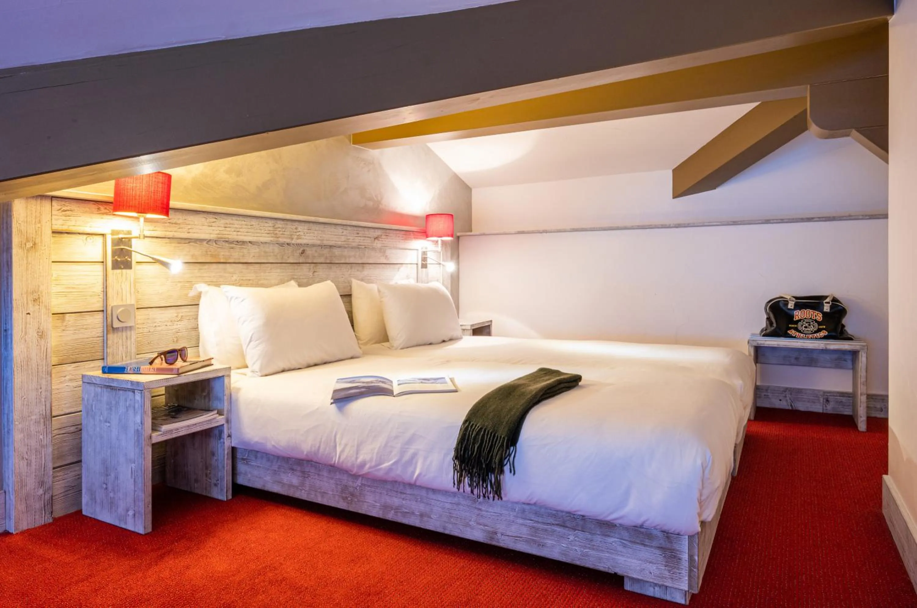 Bed in Hôtel L'Aiguille Percée