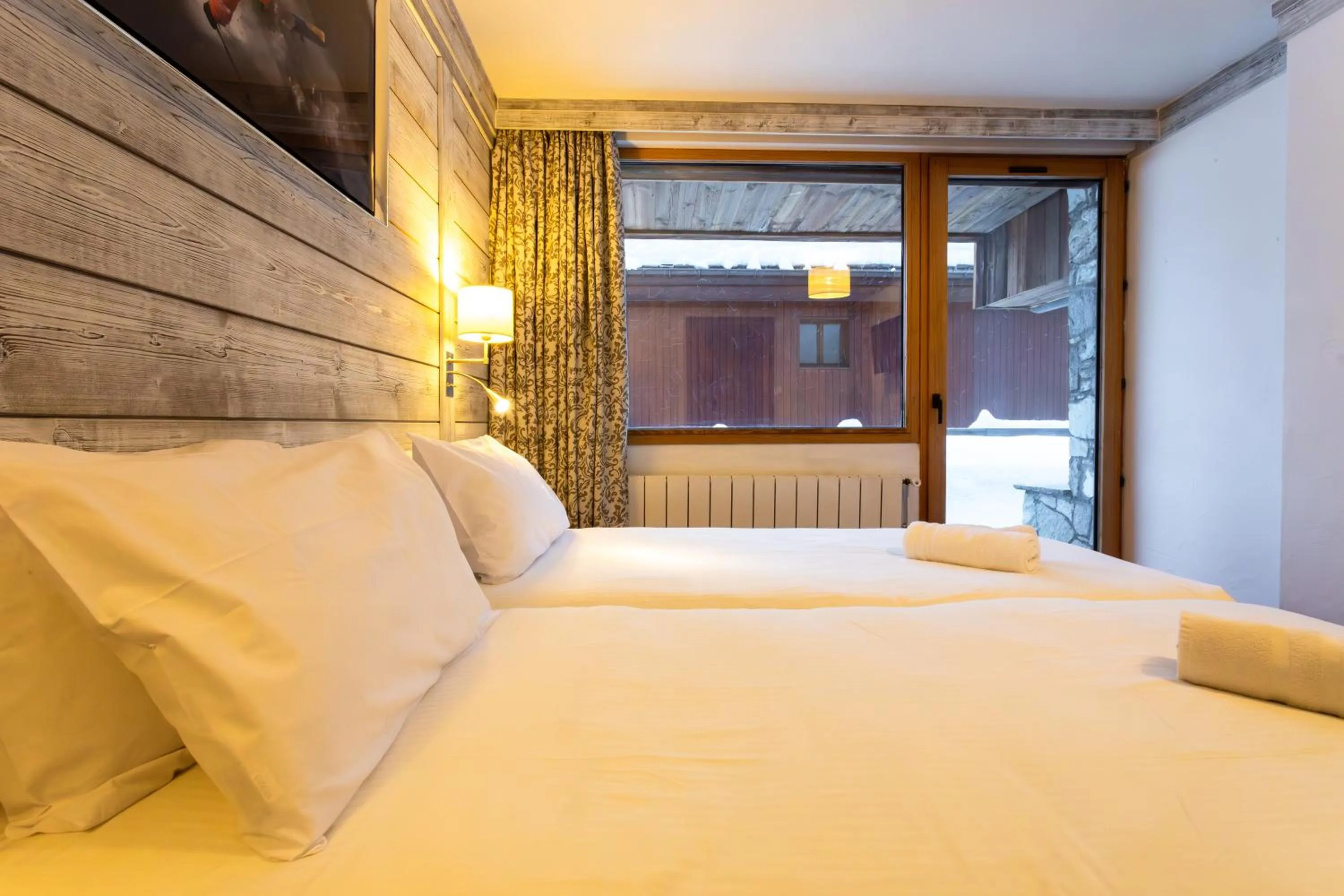 Bedroom, Bed in Hôtel L'Aiguille Percée