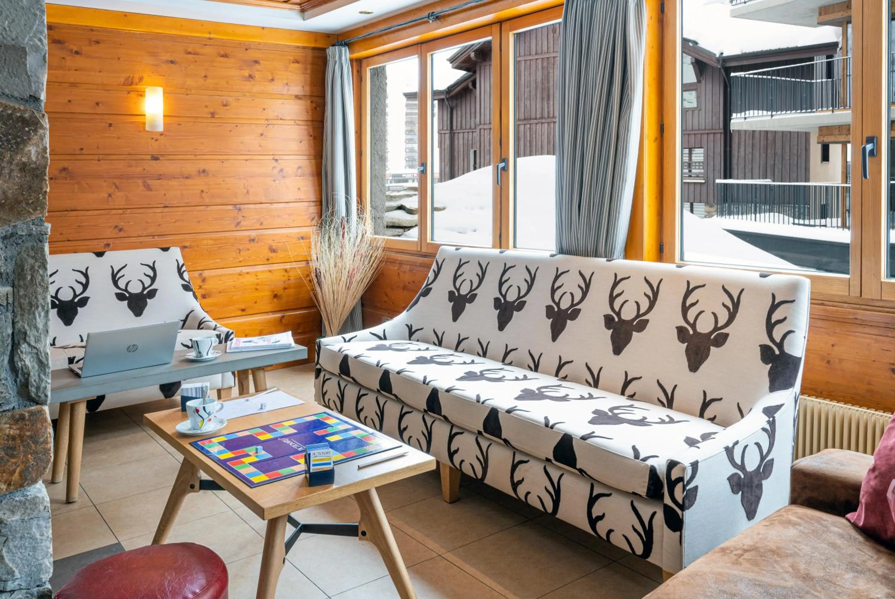 Communal lounge/ TV room in Hôtel L'Aiguille Percée