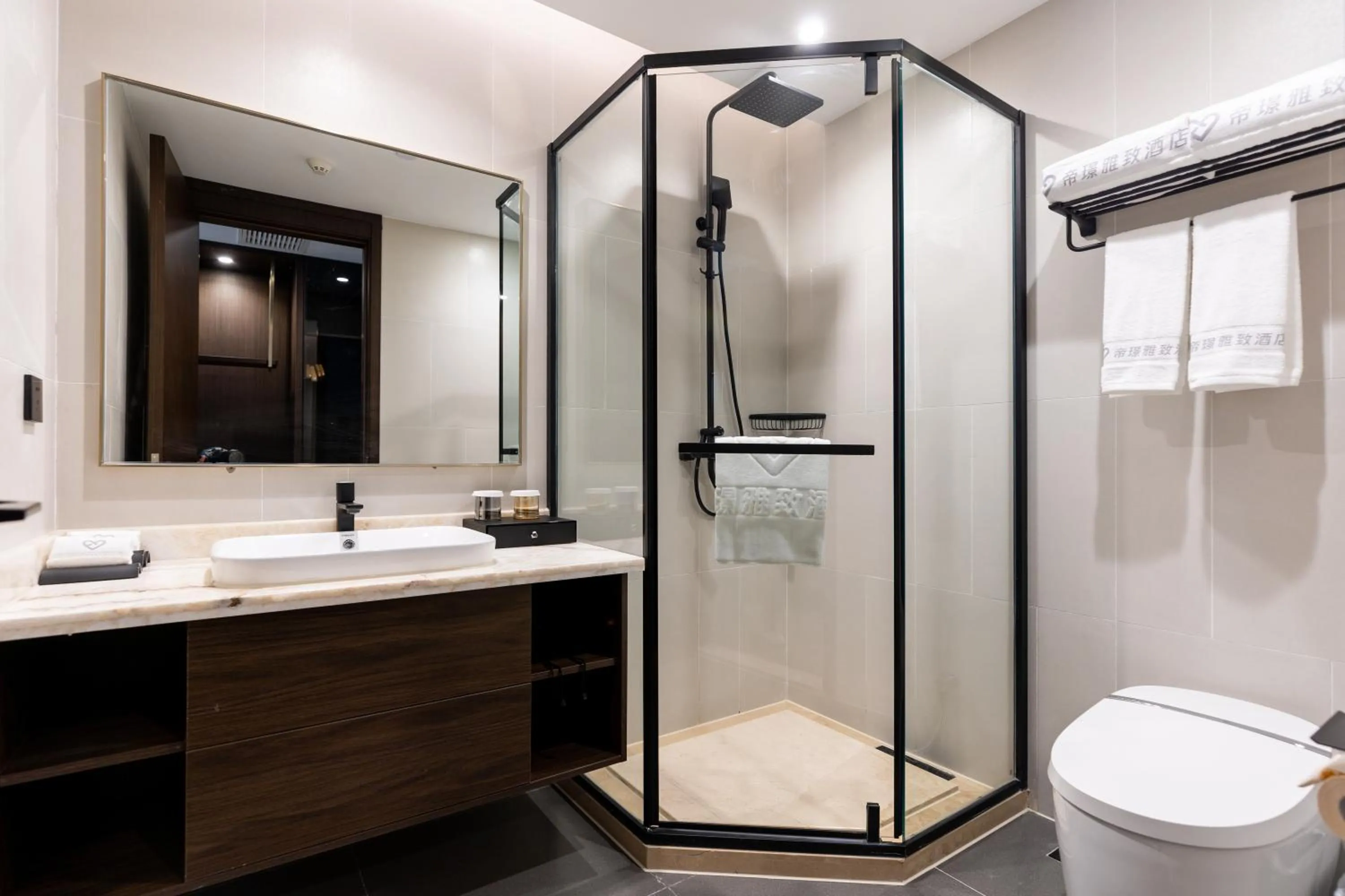 Shower in Dijing Hotel Shanghai