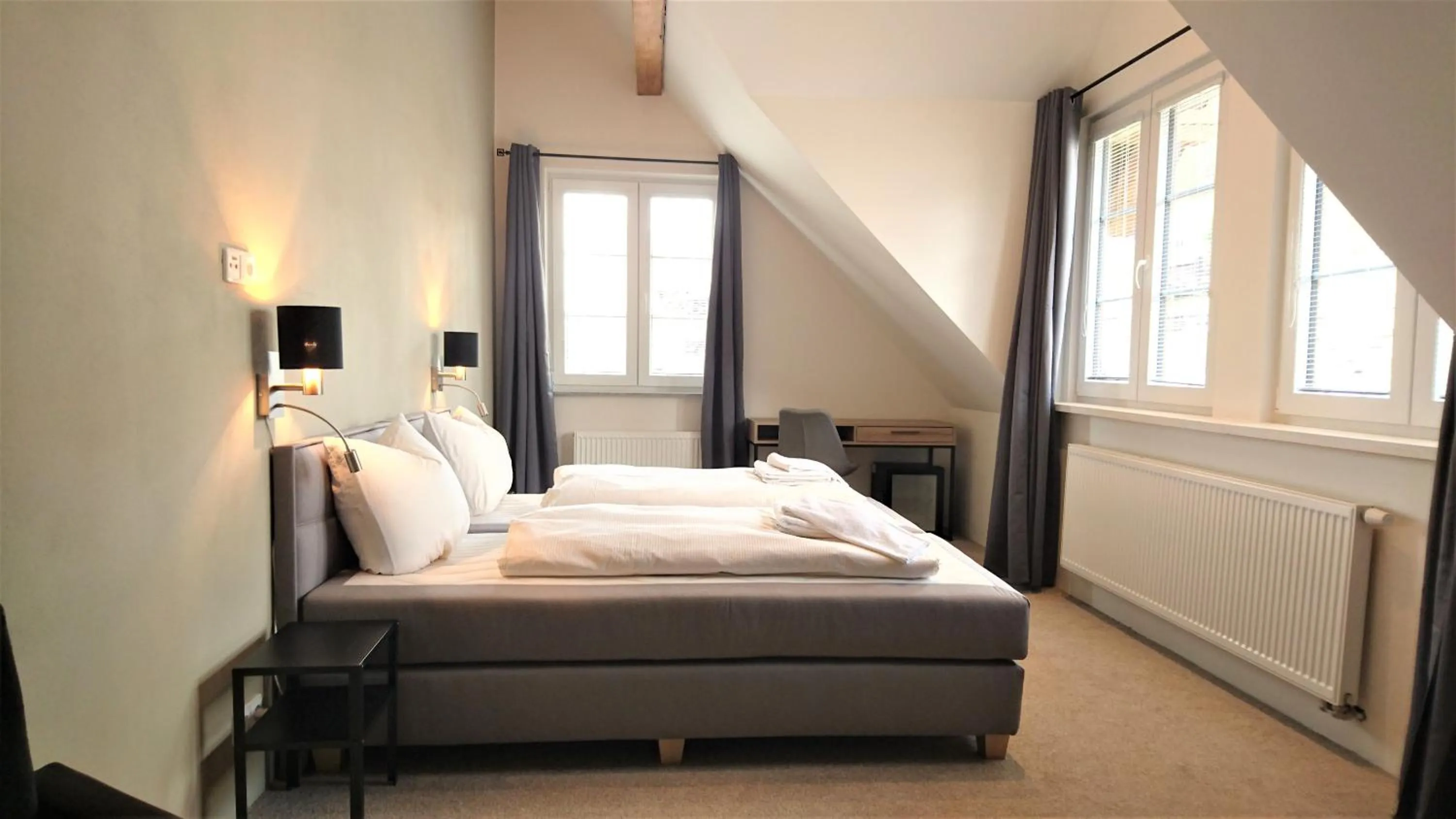 Photo of the whole room, Bed in Rock-inn