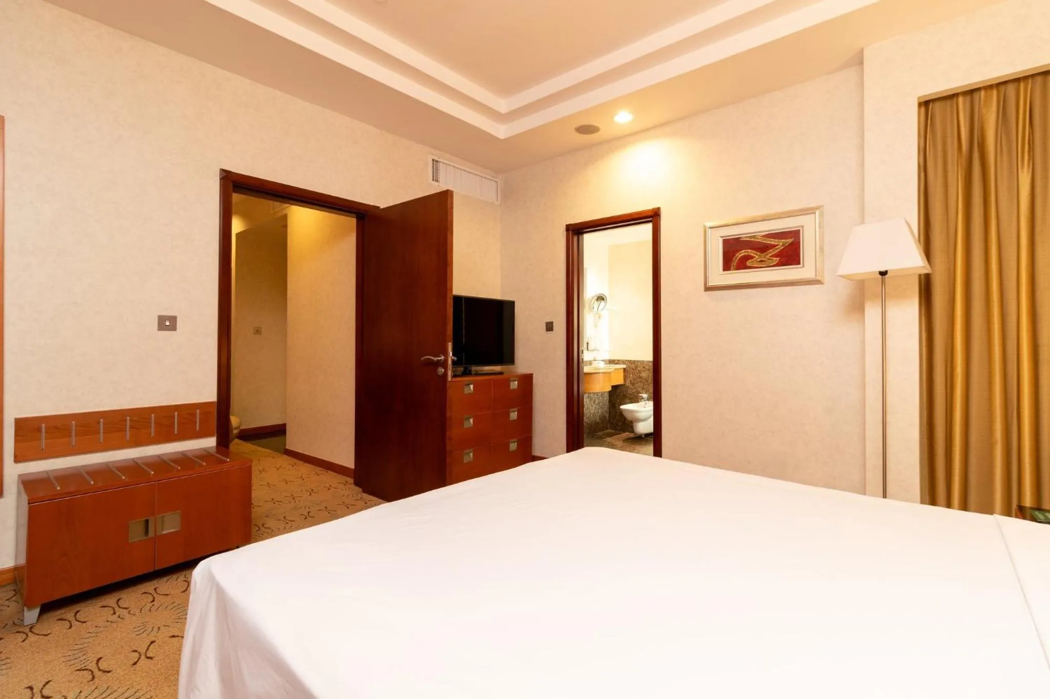 Photo of the whole room, Bed in Holiday Inn Kuwait by IHG