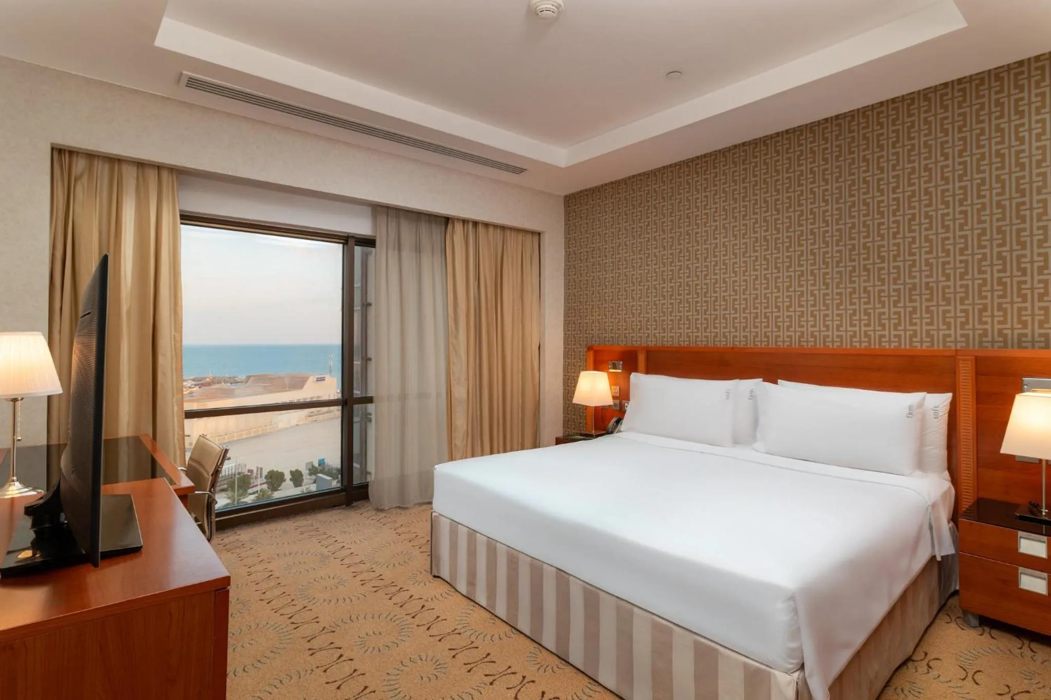 Photo of the whole room, Bed in Holiday Inn Kuwait by IHG