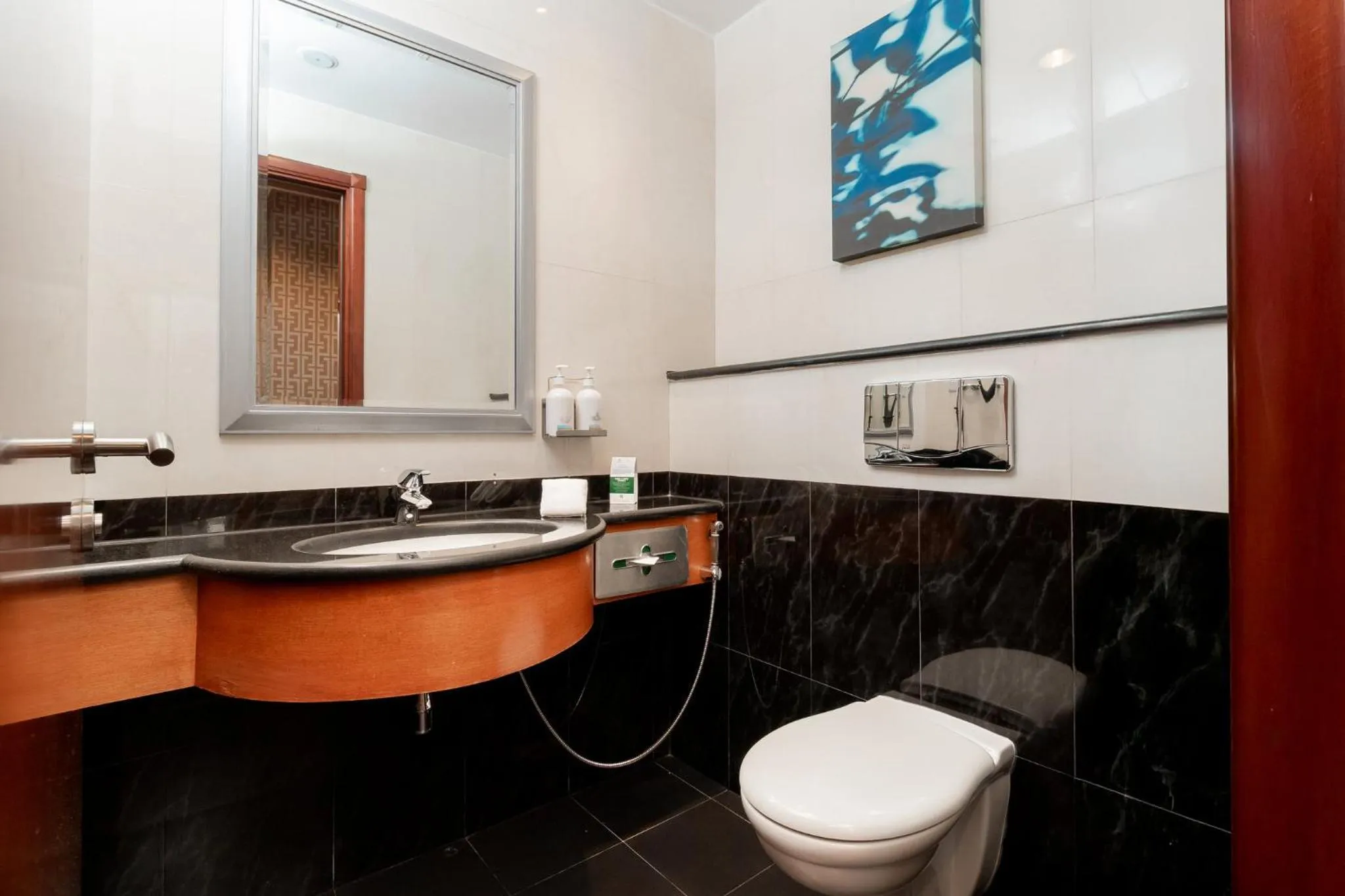 Photo of the whole room in Holiday Inn Kuwait by IHG