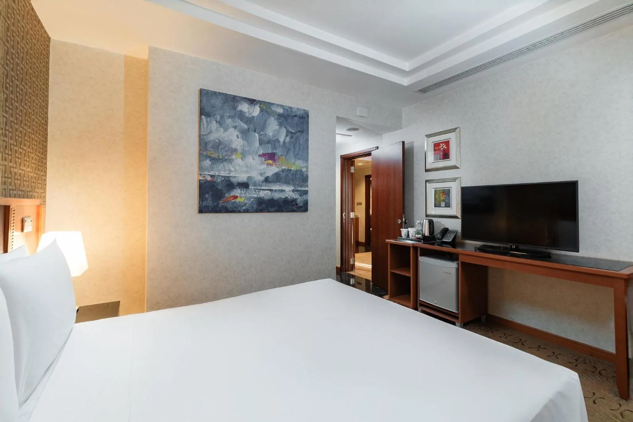 Photo of the whole room, Bed in Holiday Inn Kuwait by IHG