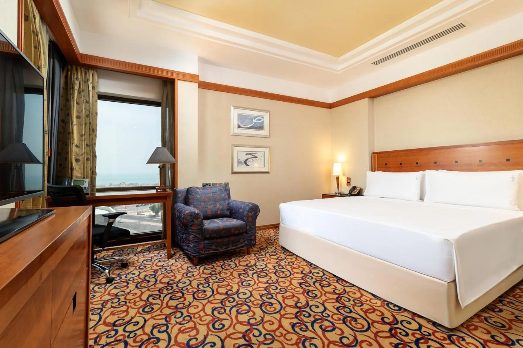 Photo of the whole room, Bed in Holiday Inn Kuwait by IHG