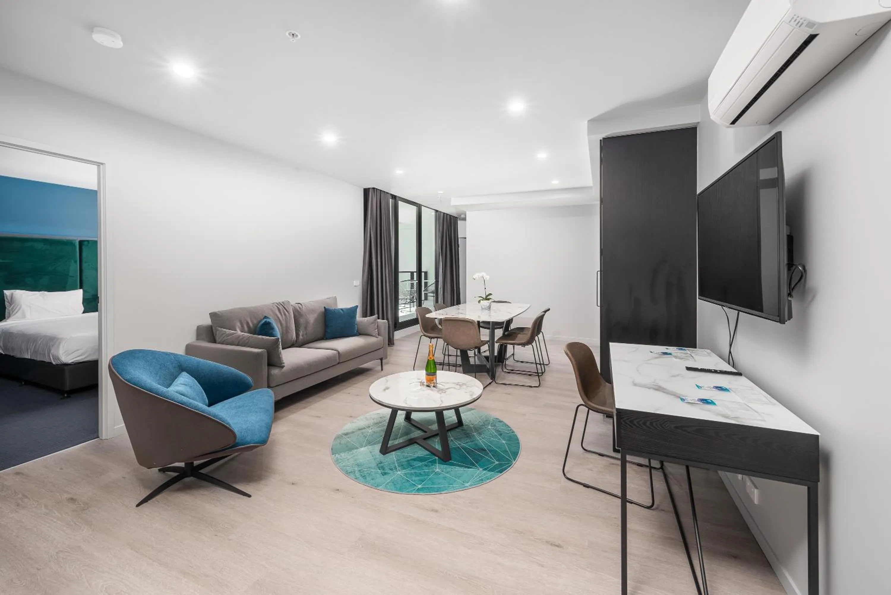 TV and multimedia in Oros Hotel and Apartments