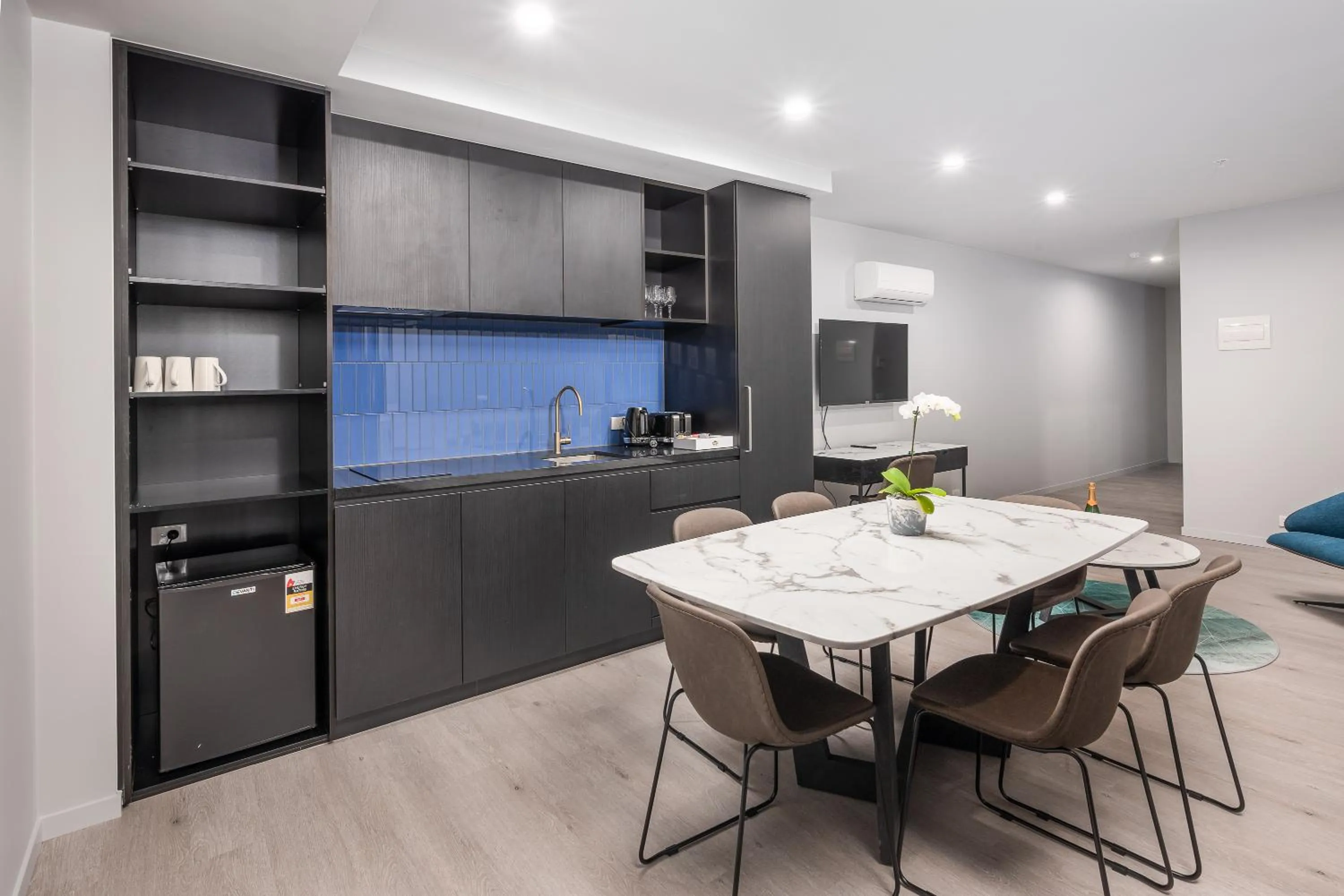 Kitchen or kitchenette in Oros Hotel and Apartments