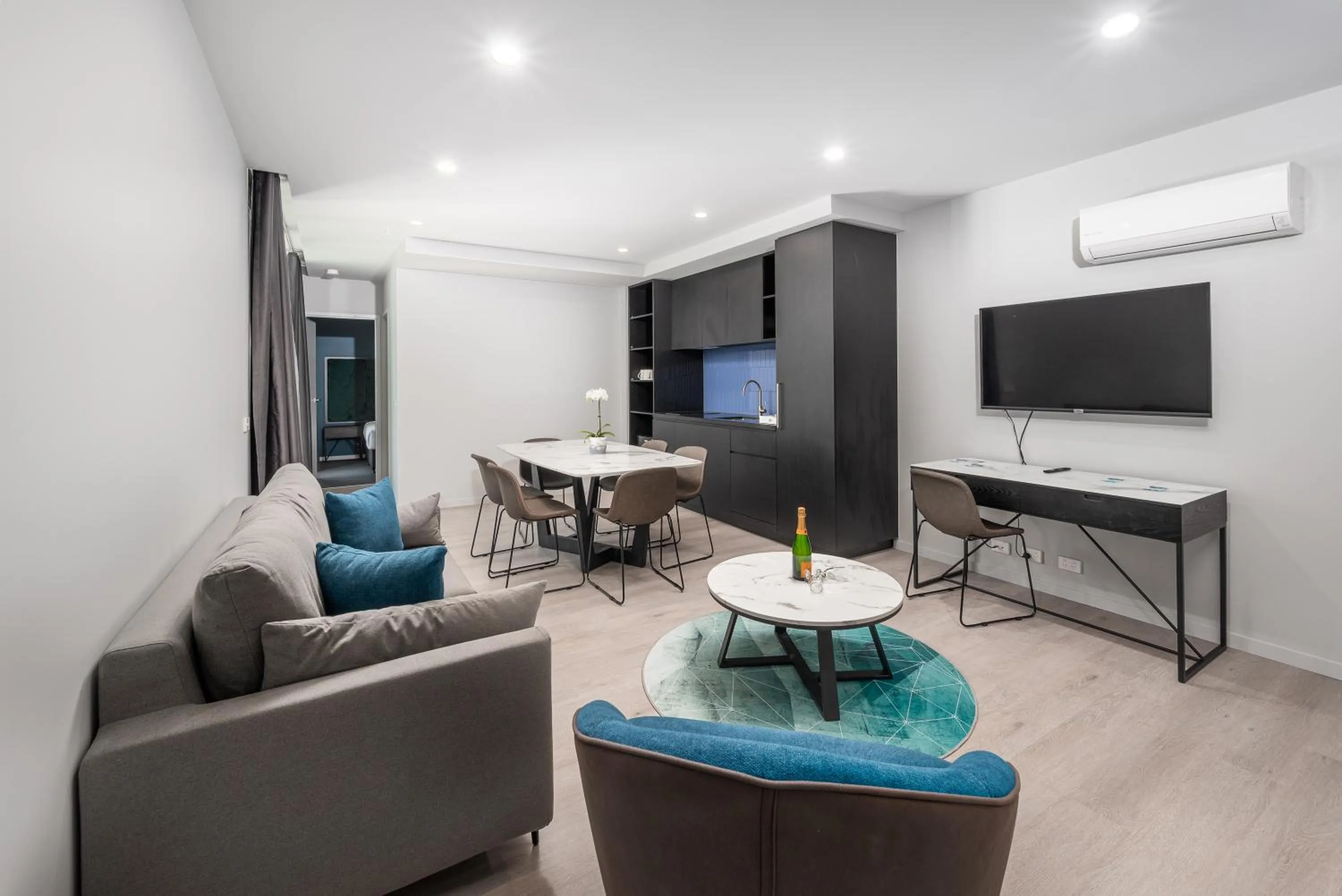 TV and multimedia in Oros Hotel and Apartments