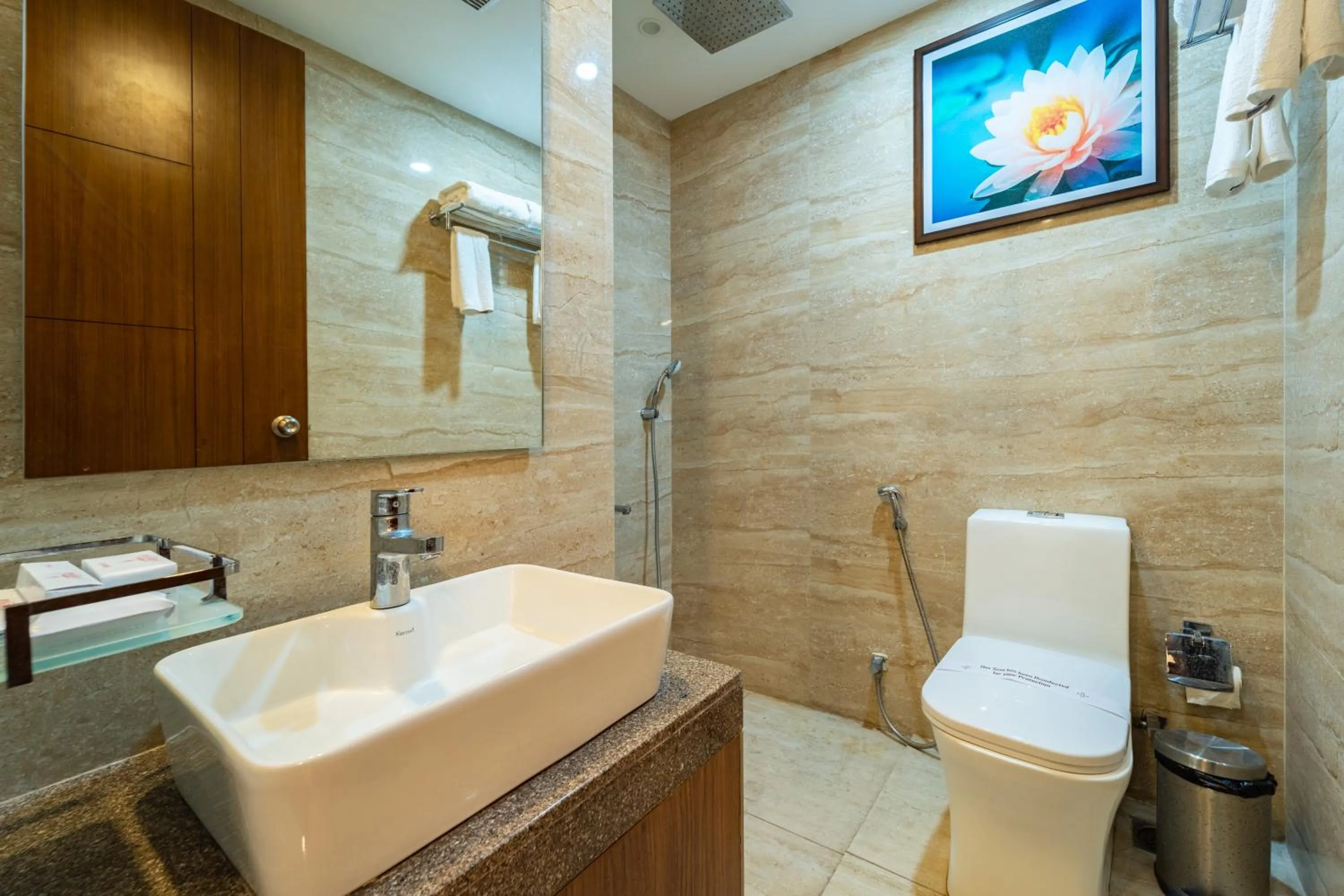 Bathroom in La Grrande Malar - The Boutique Hotel Pondicherry