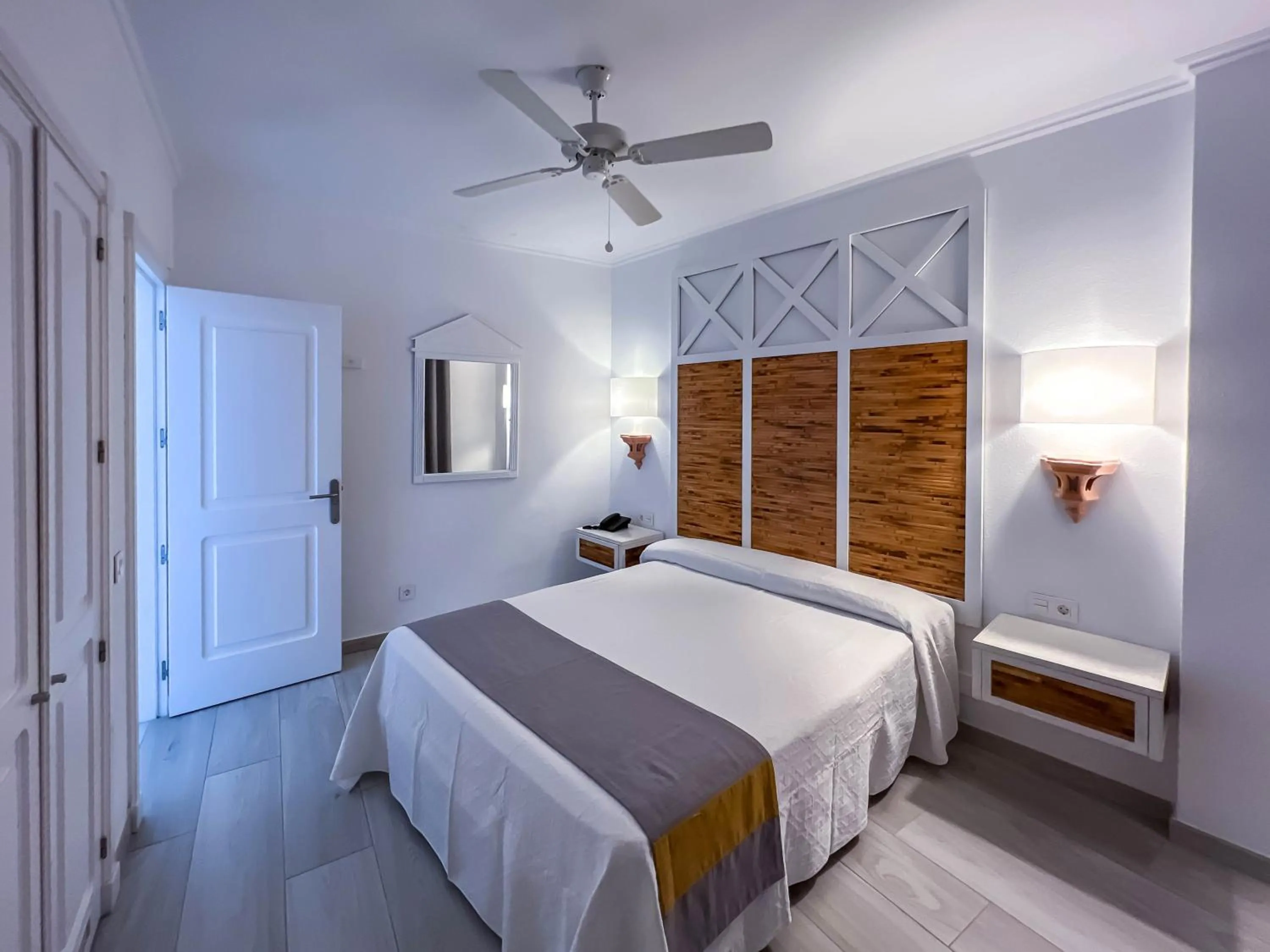 Bedroom, Bed in Apartamentos Parque del Sol