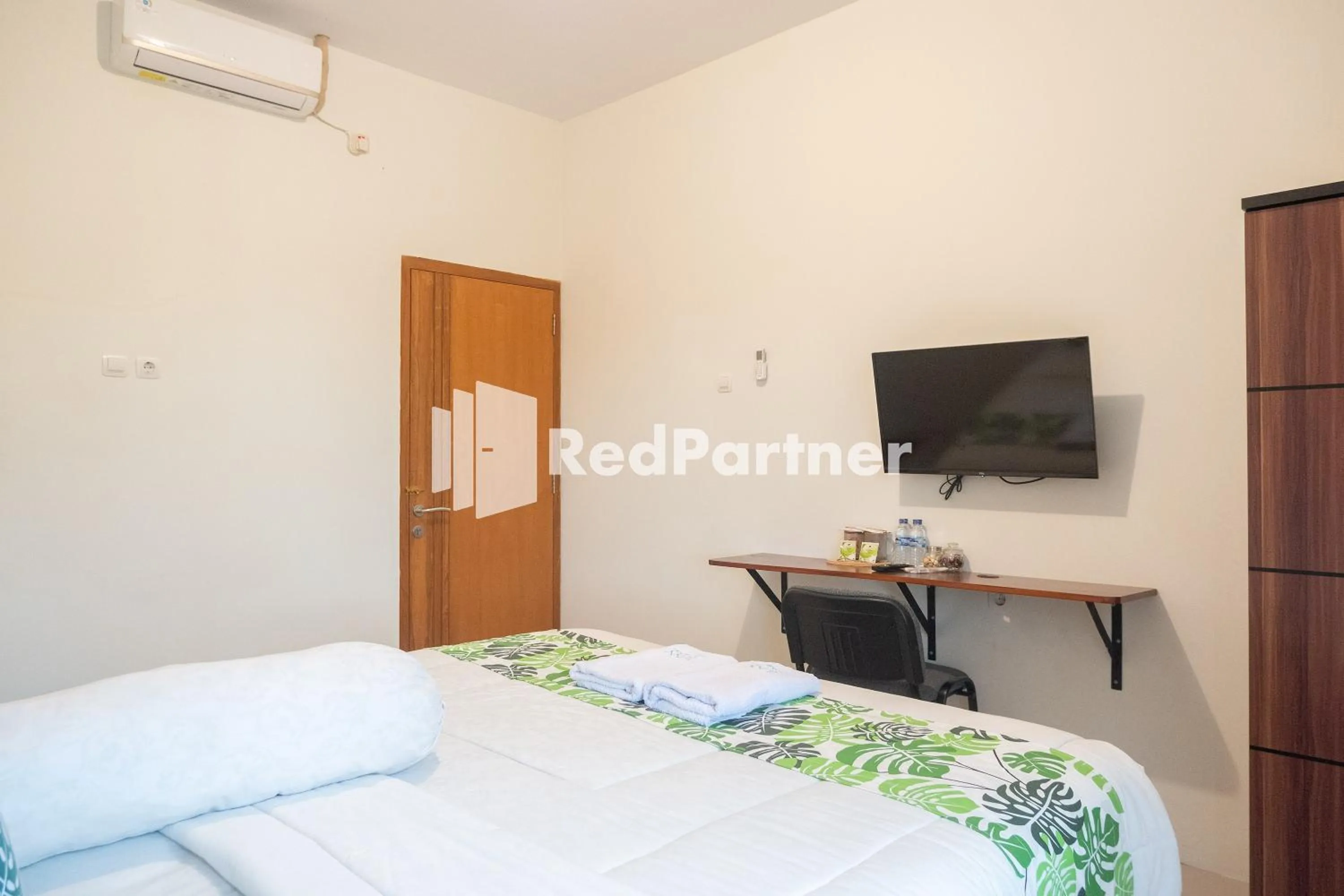 Bedroom in Twin House near UII Yogyakarta Mitra RedDoorz