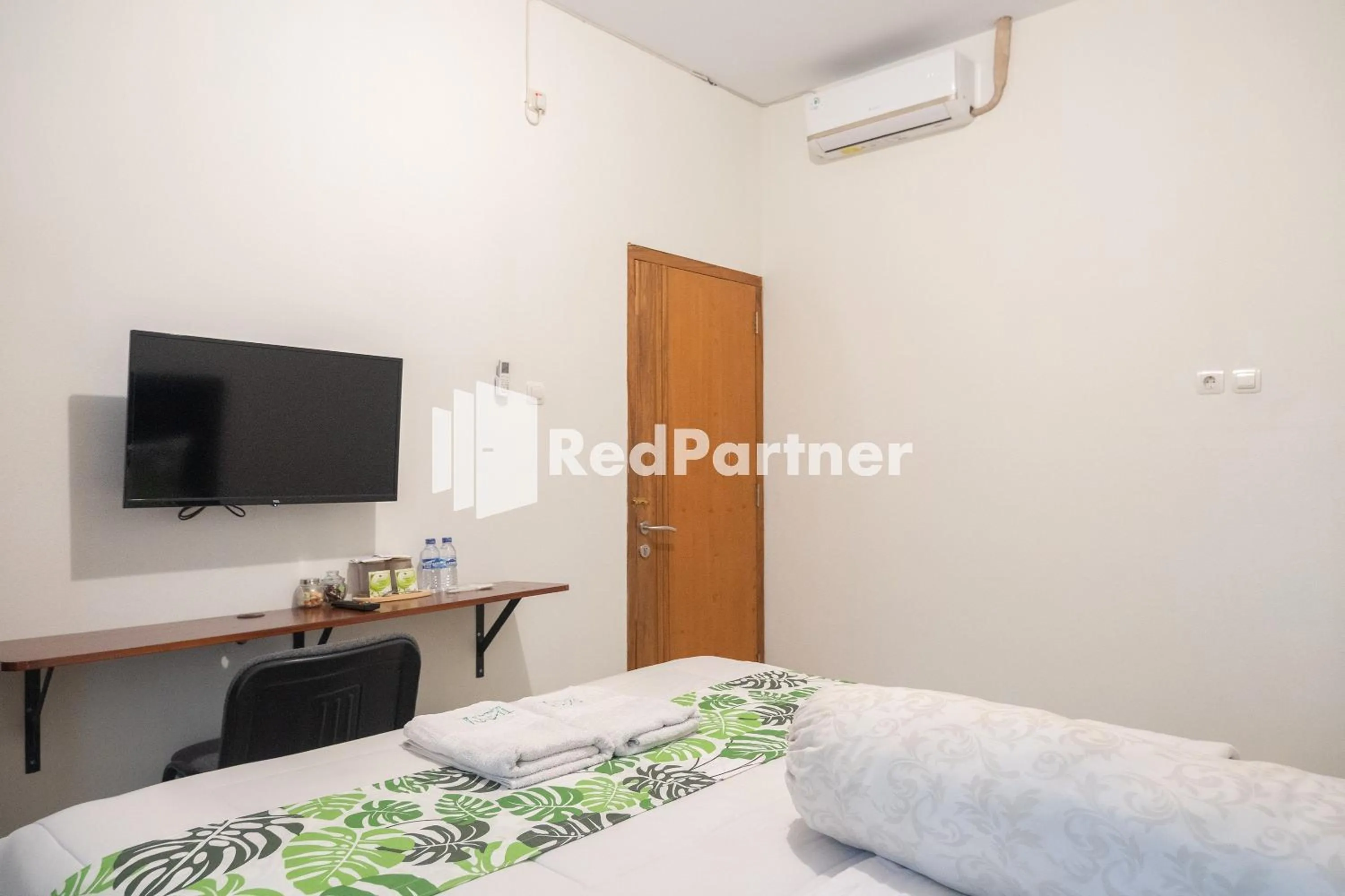 Bedroom in Twin House near UII Yogyakarta Mitra RedDoorz