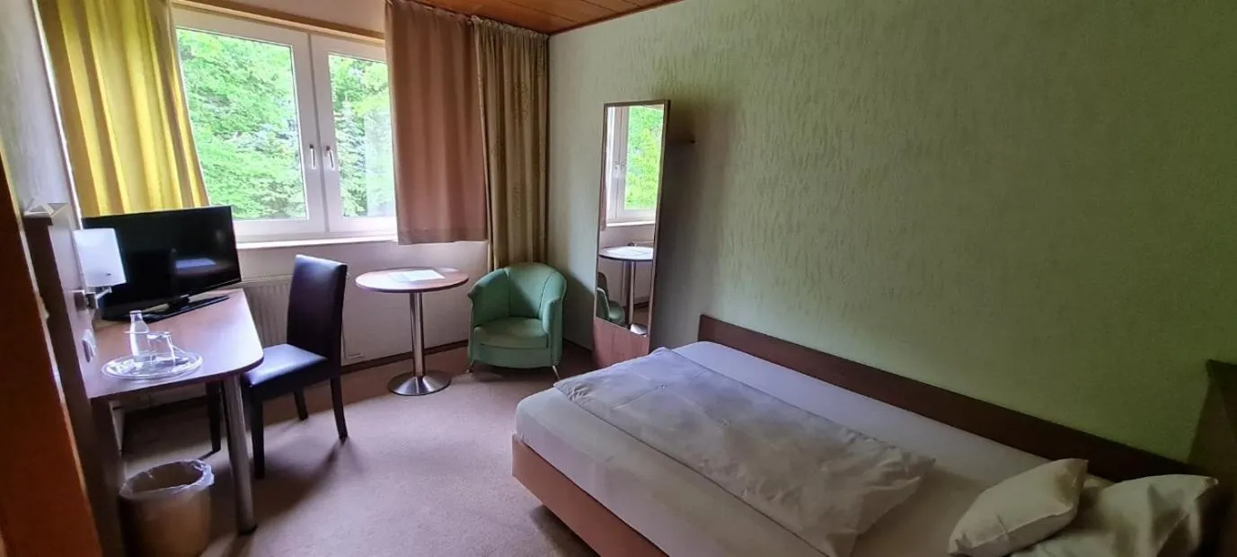 Bedroom, Bed in Hotel Zur Erholung & Restaurant Amme's Landhaus