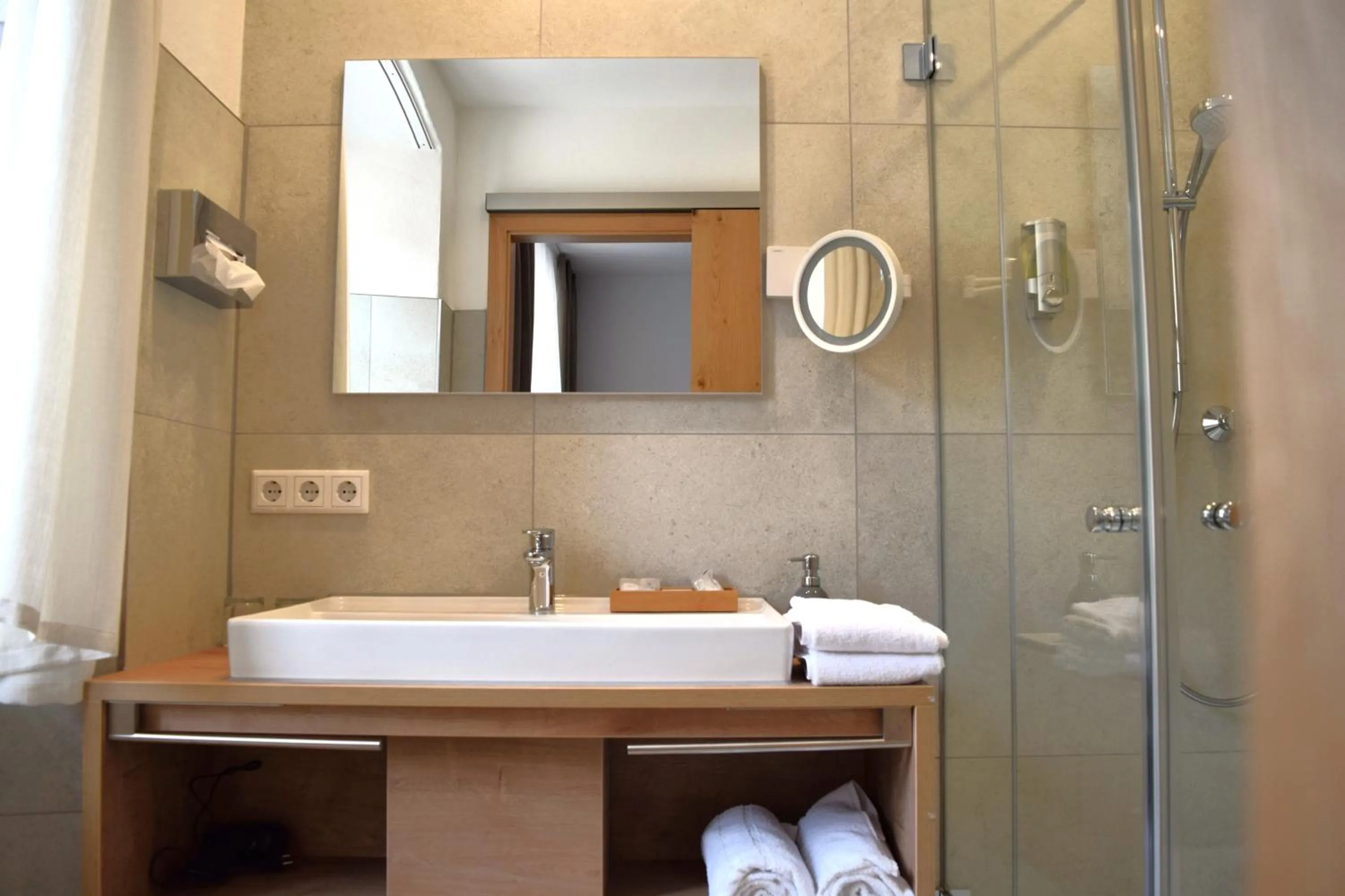 Shower in Hotel zum Bräu