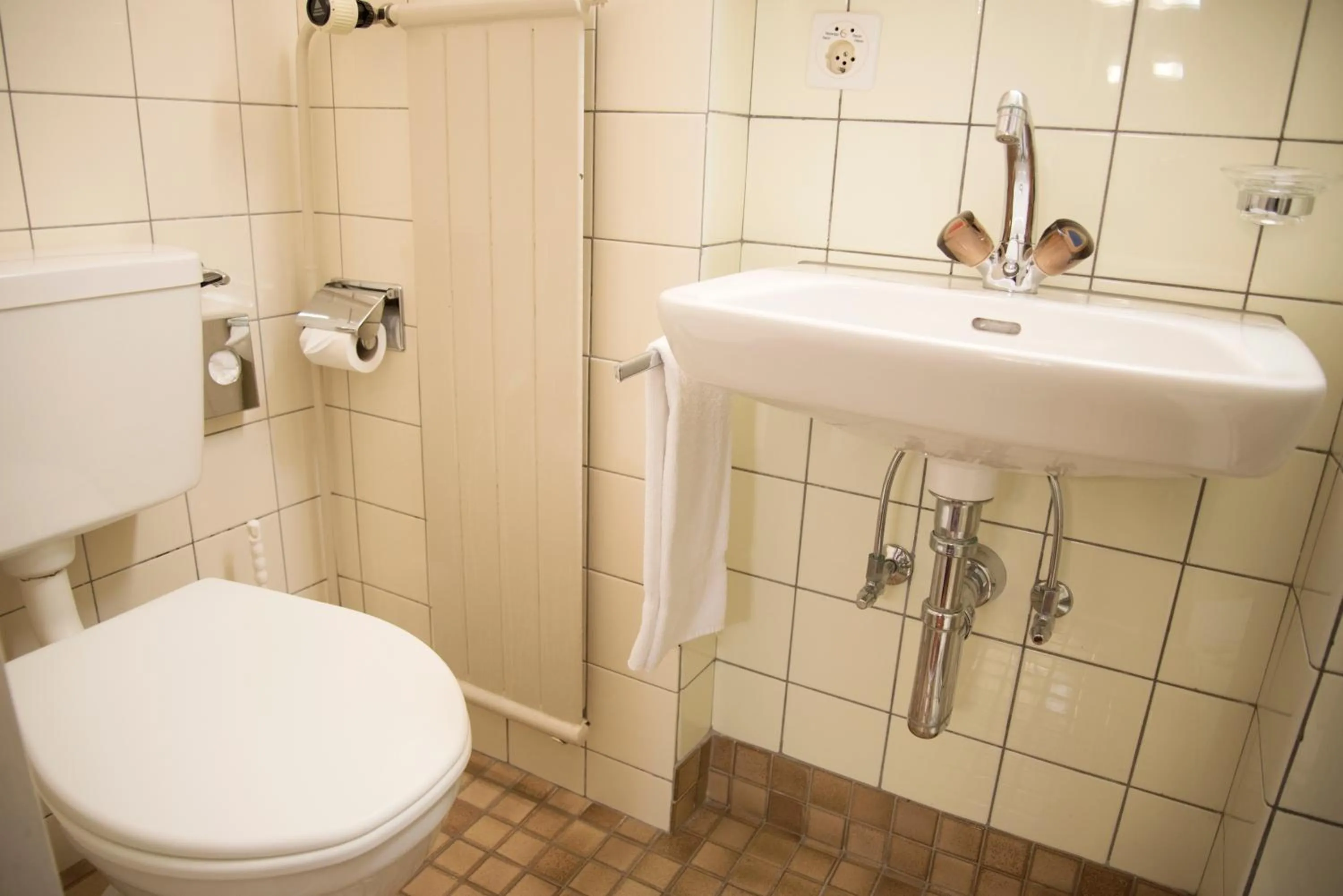 Shower in Hotel Rothaus Luzern & Peruvian Culinary Art