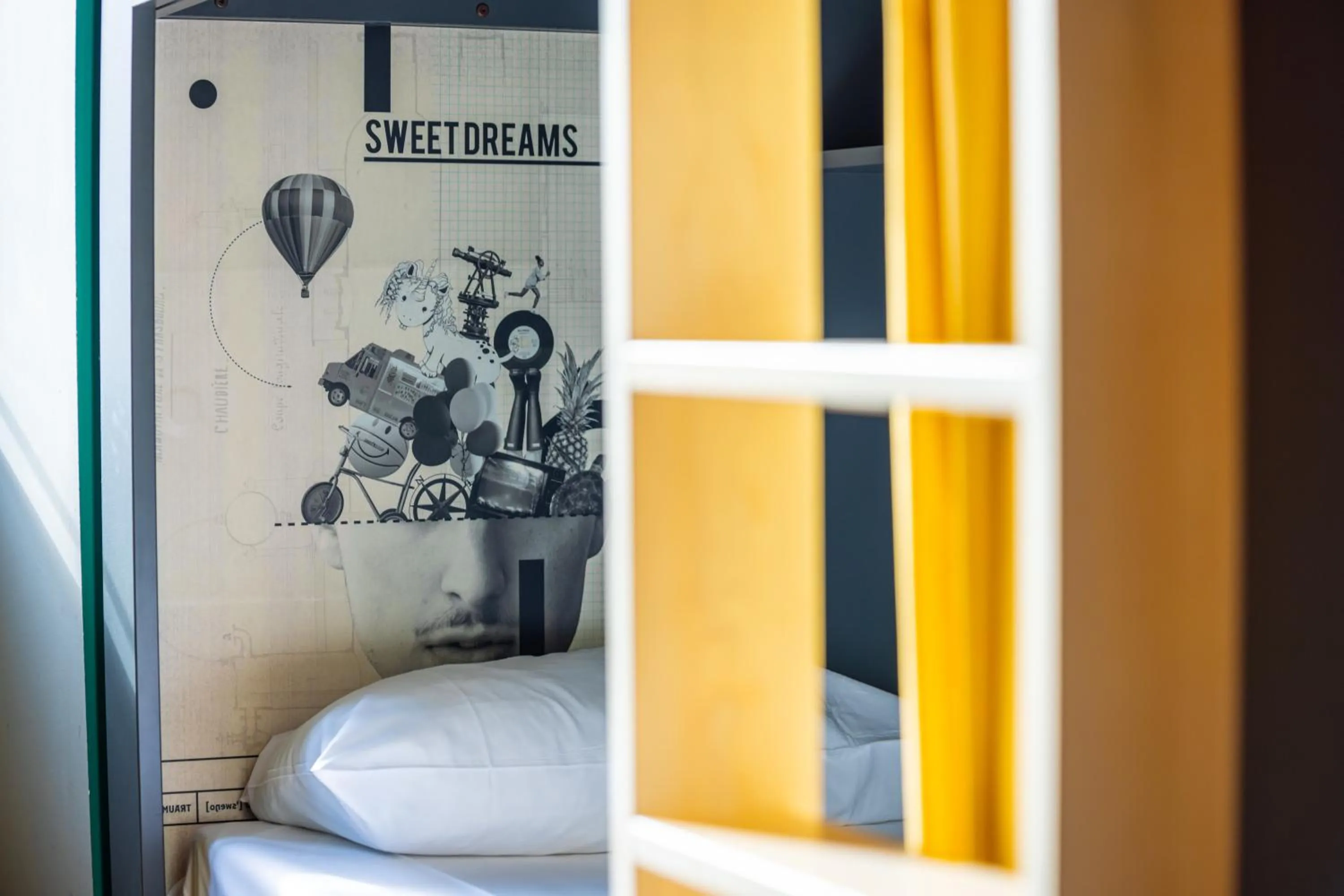 Bedroom, Bed in The People - Strasbourg