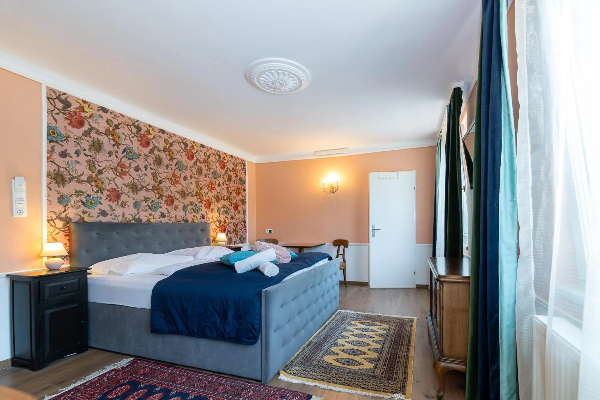 Bed in Corso, Zimmer & Cafe, Hotel Garni