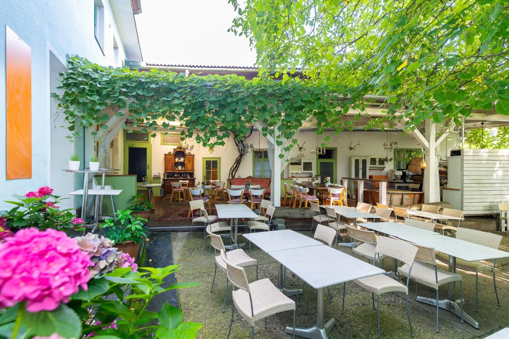 Property building in Corso, Zimmer & Cafe, Hotel Garni