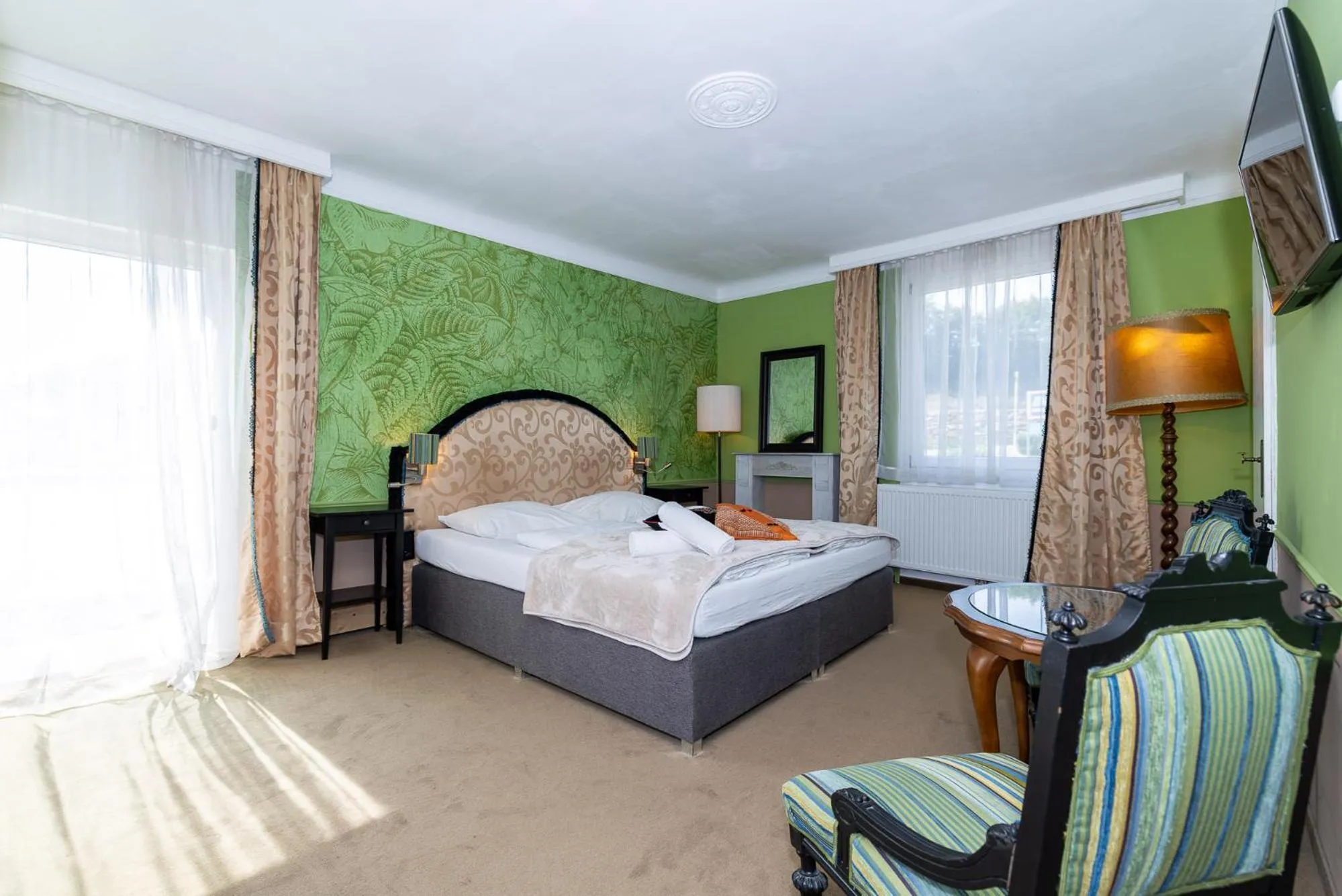 Photo of the whole room, Bed in Corso, Zimmer & Cafe, Hotel Garni