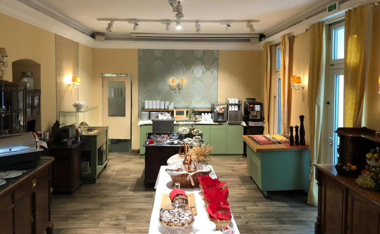 Buffet breakfast in Corso, Zimmer & Cafe, Hotel Garni
