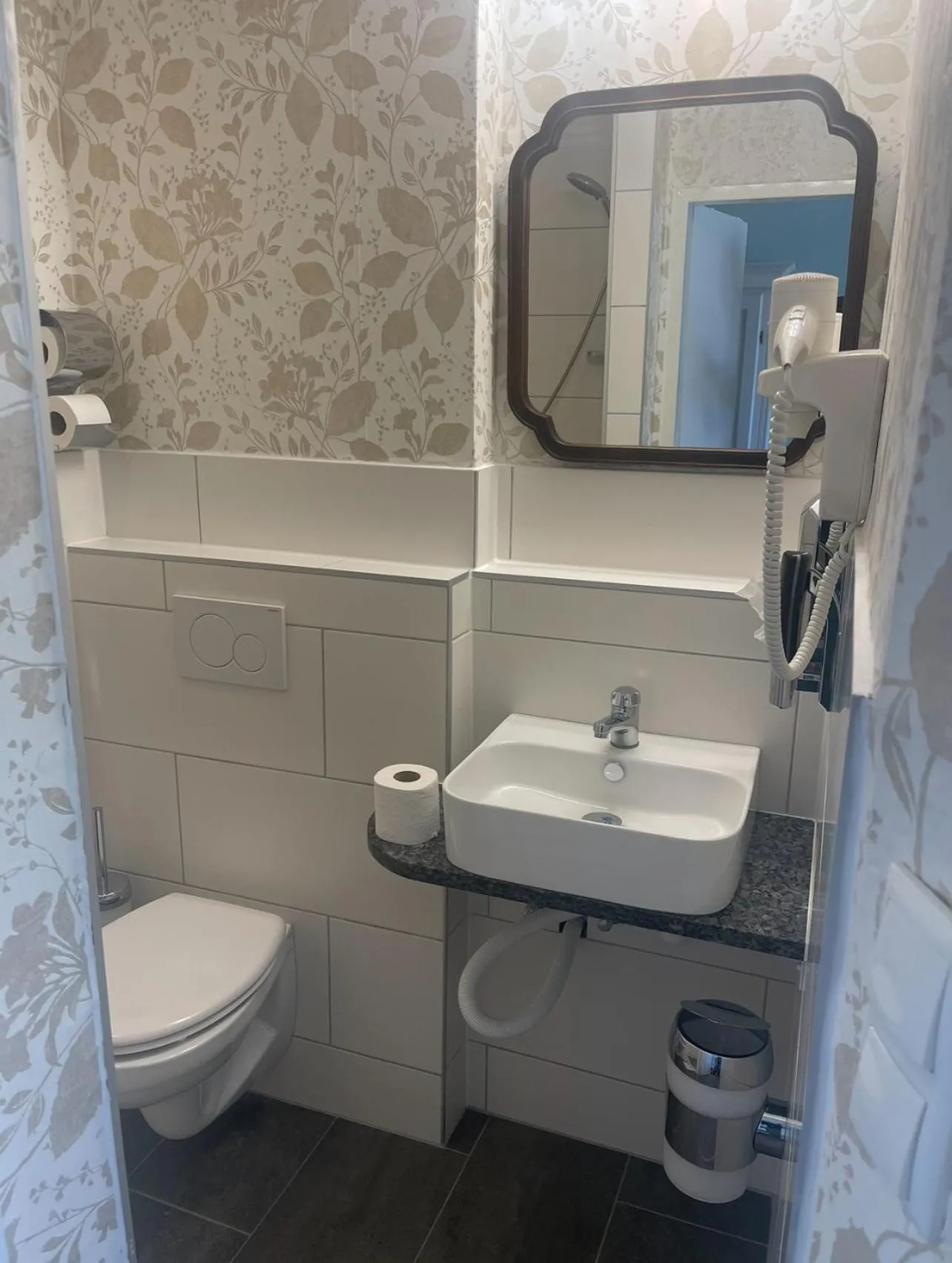 Toilet in Corso, Zimmer & Cafe, Hotel Garni