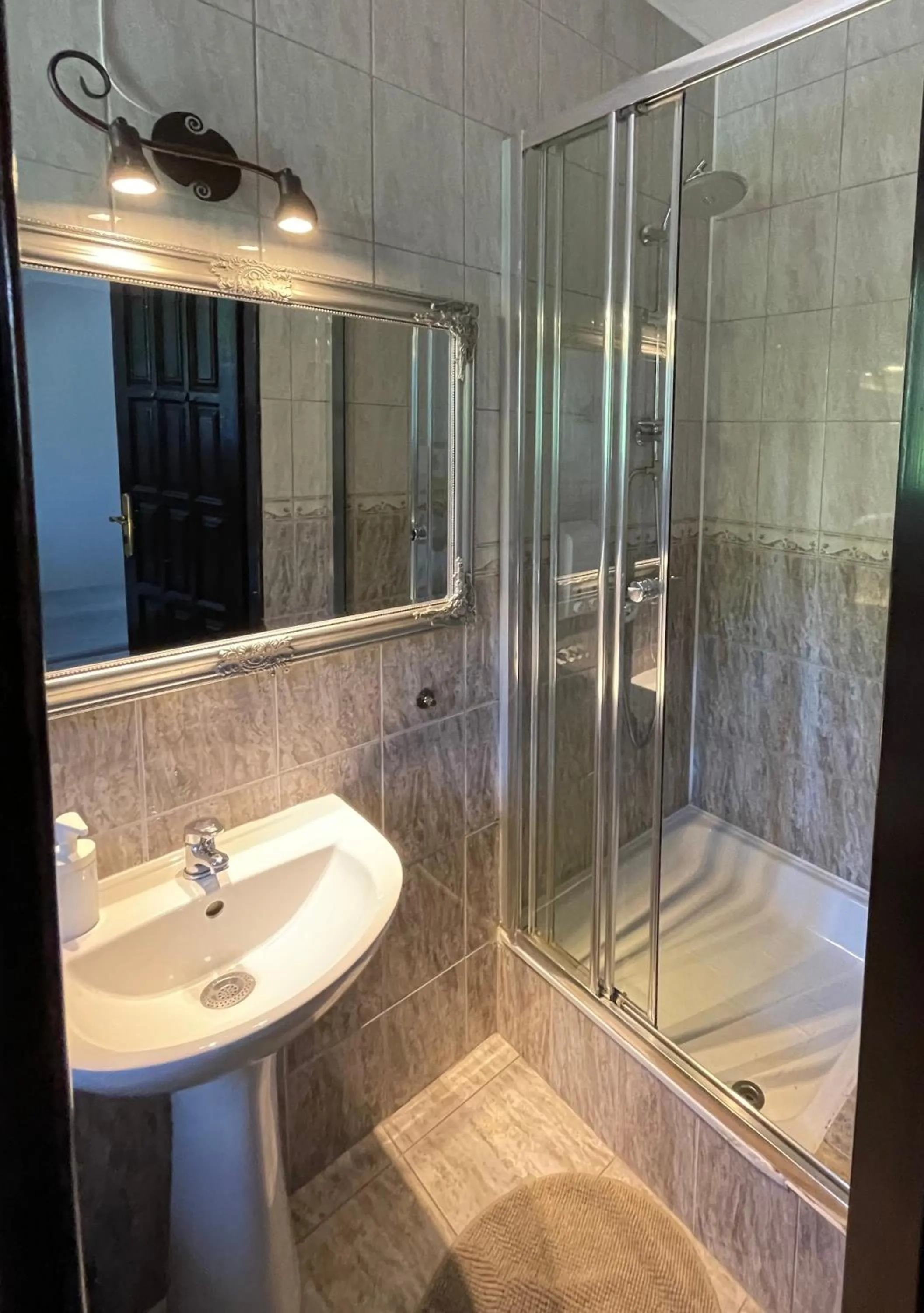 Shower in Dworek Złoty Róg Hotel i Restauracja