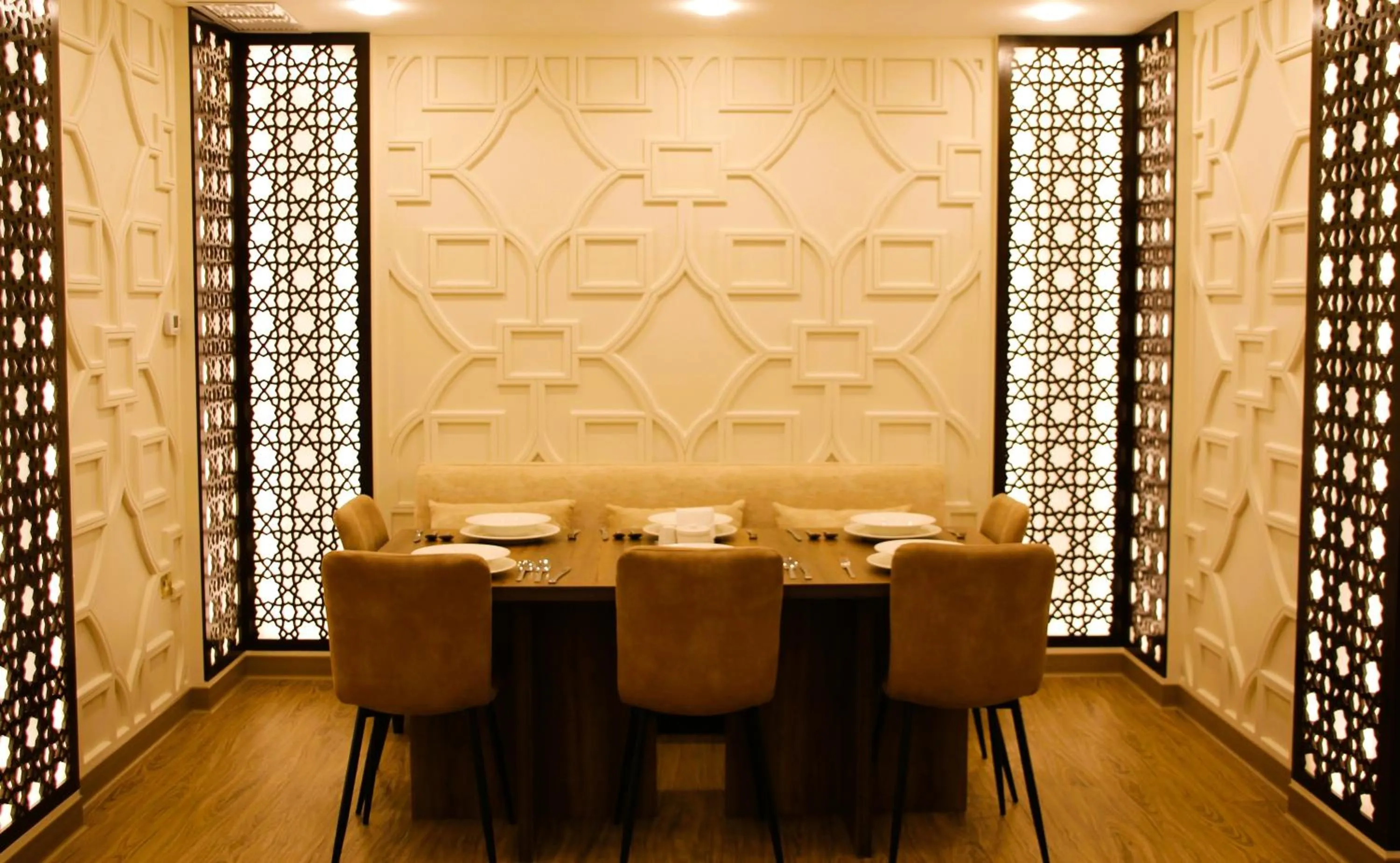 Restaurant/places to eat in Plaza Athenee Hotel