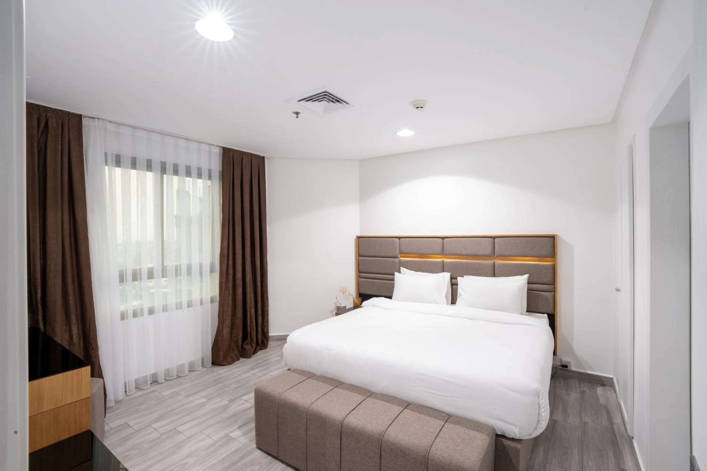 Living room, Bed in Plaza Athenee Hotel