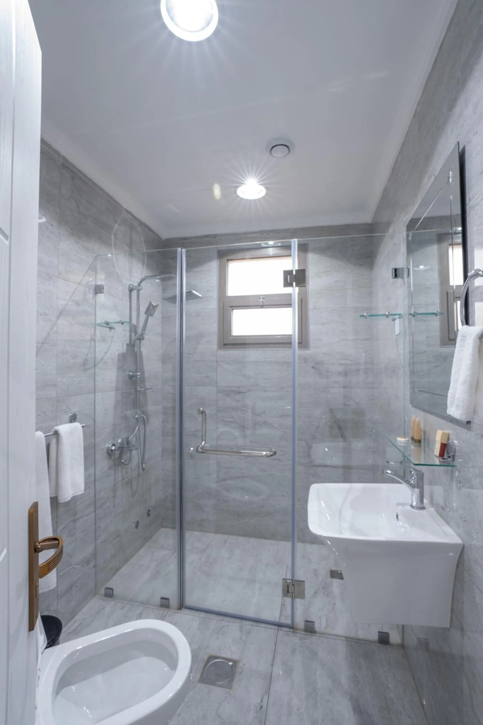 Bathroom in Plaza Athenee Hotel